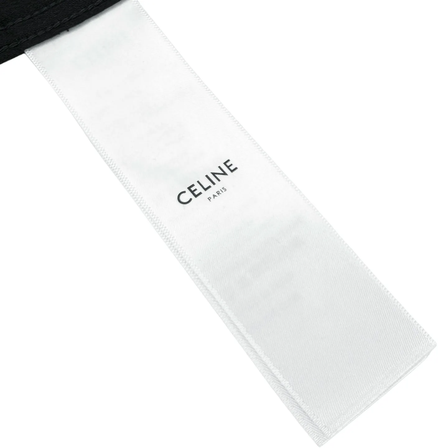 🅿️450 Celine Arc de Triomphe logo embroidered pocket shirt. Original purchase and development for 9,300. The fabric is made of customized royal velvet satin cotton. It has a natural luster and is comfortable and close to the skin. It uses the deep and mysterious abyss blue as the background color. Depth and elegance go hand in hand. The iconic CELINE Arc de Triomphe embroidery is embellished on the chest. It is simple and powerful and highly recognizable. The arc hem meets the natural soft curves. Let every turn show a visual balance of hardness and softness. It outlines a flowing rhythm among the abyss of blue velvet. Minimalism and luxury coexist. It interprets high-end fashion style and uses imported machine embroidery technology. It uses advanced computer control systems and precision mechanical components to realize Celine Arc de Triomphe embroidery operations with high precision. The lines are smooth and delicate. The fabrics have been fermented and washed. It has a better hand feel and texture. It is not easy to deform, not easy to shrink, not easy to fade, and maintains long-term beauty. Size:S-M-L-XL