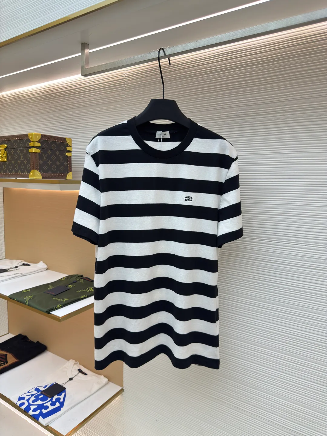 Celine Arc de Triomphe striped short-sleeve ●Authentic product: Purchased and developed for 5500 ●Item number: 1680531-A00 ●Fabric: mercerized cotton fabric ●Technology: embroidery production ●Version: fitted version ●Weight: about 195 grams ●Size: S-M-L-XL ●Description: Customized luxurious contrasting striped mercerized cotton plain weave, soft and delicate, comfortable and close to the skin, classic black and white intertwined in the form of stripes, just like the black and white keys on a piano Playing a harmonious rhythm, the iconic Celine Arc de Triomphe embroidery is embellished on the chest. It is three-dimensional and vivid. It is highly recognizable. The dropped shoulder design is like a stroke of magic. It collides with a different kind of visual rhythm. The beauty of layers is all in the stripes, using imported machine embroidery technology. Use advanced computer control systems and precision mechanical components to realize the Arc de Triomphe embroidery operation with high precision. Smooth and delicate lines, ergonomic three-dimensional tailoring. Return to traditional craft techniques through segmentation, folding and shrinking. The so-called slow work and careful work in stretching techniques are the respect for materials and the pursuit of hand feel. The workmanship is complex and tedious, slow in aging and high in loss. The fabrics have been washed to give them a better feel and texture. They are not easy to deform, shrink or fade, and maintain their long-lasting beauty. The overall wiring is straight and delicate, the fabric is comfortable and soft, and the color is consistent without color difference. It can be matched with the same style to create a fashionable look and control various occasions. Customized accessories, complete with three standards, same style for men and women!