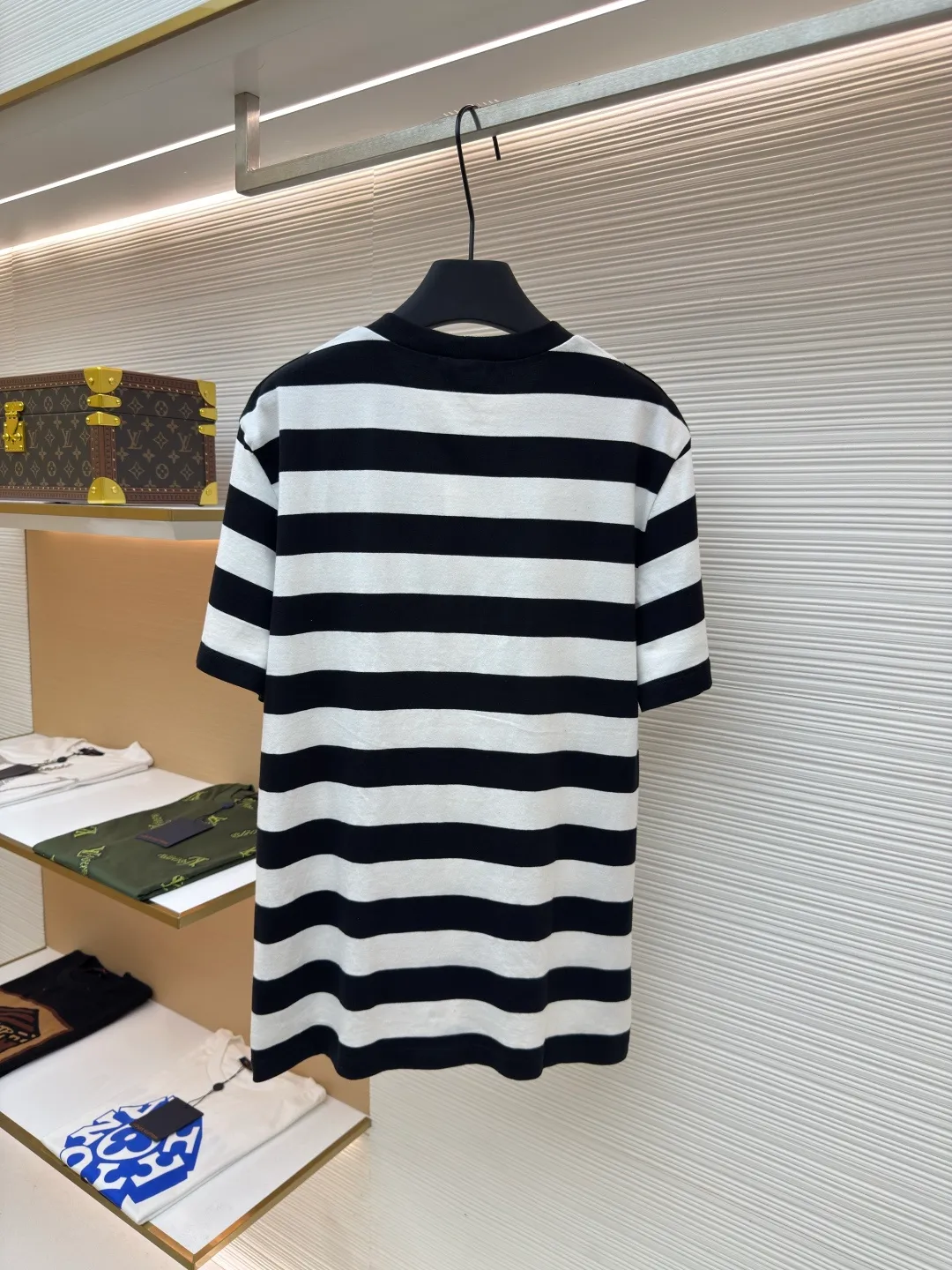 Celine Arc de Triomphe striped short-sleeve ●Authentic product: Purchased and developed for 5500 ●Item number: 1680531-A00 ●Fabric: mercerized cotton fabric ●Technology: embroidery production ●Version: fitted version ●Weight: about 195 grams ●Size: S-M-L-XL ●Description: Customized luxurious contrasting striped mercerized cotton plain weave, soft and delicate, comfortable and close to the skin, classic black and white intertwined in the form of stripes, just like the black and white keys on a piano Playing a harmonious rhythm, the iconic Celine Arc de Triomphe embroidery is embellished on the chest. It is three-dimensional and vivid. It is highly recognizable. The dropped shoulder design is like a stroke of magic. It collides with a different kind of visual rhythm. The beauty of layers is all in the stripes, using imported machine embroidery technology. Use advanced computer control systems and precision mechanical components to realize the Arc de Triomphe embroidery operation with high precision. Smooth and delicate lines, ergonomic three-dimensional tailoring. Return to traditional craft techniques through segmentation, folding and shrinking. The so-called slow work and careful work in stretching techniques are the respect for materials and the pursuit of hand feel. The workmanship is complex and tedious, slow in aging and high in loss. The fabrics have been washed to give them a better feel and texture. They are not easy to deform, shrink or fade, and maintain their long-lasting beauty. The overall wiring is straight and delicate, the fabric is comfortable and soft, and the color is consistent without color difference. It can be matched with the same style to create a fashionable look and control various occasions. Customized accessories, complete with three standards, same style for men and women!