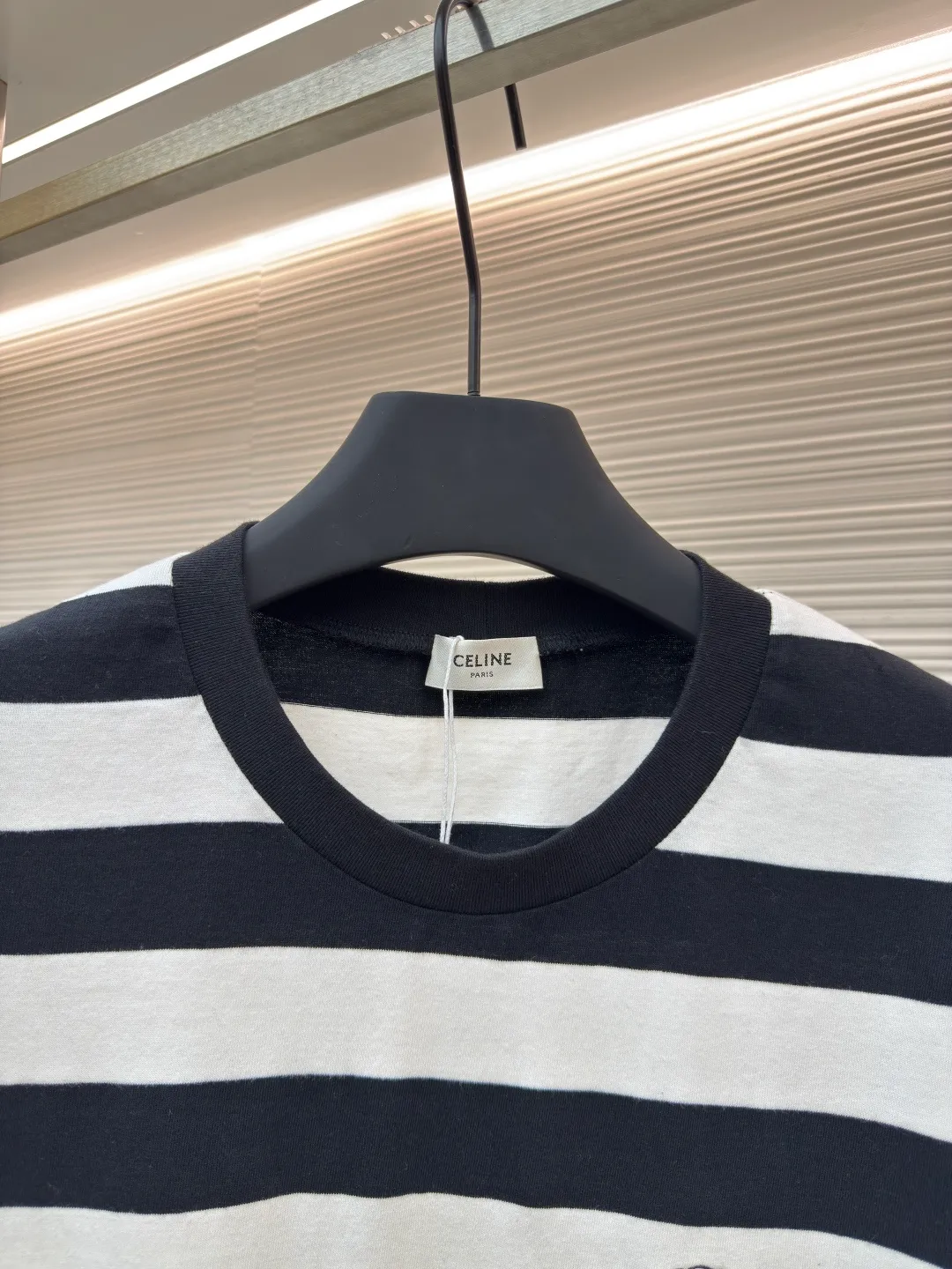 Celine Arc de Triomphe striped short-sleeve ●Authentic product: Purchased and developed for 5500 ●Item number: 1680531-A00 ●Fabric: mercerized cotton fabric ●Technology: embroidery production ●Version: fitted version ●Weight: about 195 grams ●Size: S-M-L-XL ●Description: Customized luxurious contrasting striped mercerized cotton plain weave, soft and delicate, comfortable and close to the skin, classic black and white intertwined in the form of stripes, just like the black and white keys on a piano Playing a harmonious rhythm, the iconic Celine Arc de Triomphe embroidery is embellished on the chest. It is three-dimensional and vivid. It is highly recognizable. The dropped shoulder design is like a stroke of magic. It collides with a different kind of visual rhythm. The beauty of layers is all in the stripes, using imported machine embroidery technology. Use advanced computer control systems and precision mechanical components to realize the Arc de Triomphe embroidery operation with high precision. Smooth and delicate lines, ergonomic three-dimensional tailoring. Return to traditional craft techniques through segmentation, folding and shrinking. The so-called slow work and careful work in stretching techniques are the respect for materials and the pursuit of hand feel. The workmanship is complex and tedious, slow in aging and high in loss. The fabrics have been washed to give them a better feel and texture. They are not easy to deform, shrink or fade, and maintain their long-lasting beauty. The overall wiring is straight and delicate, the fabric is comfortable and soft, and the color is consistent without color difference. It can be matched with the same style to create a fashionable look and control various occasions. Customized accessories, complete with three standards, same style for men and women!