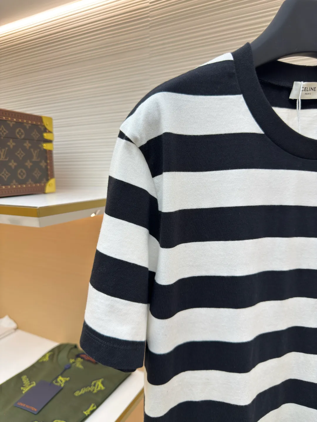 Celine Arc de Triomphe striped short-sleeve ●Authentic product: Purchased and developed for 5500 ●Item number: 1680531-A00 ●Fabric: mercerized cotton fabric ●Technology: embroidery production ●Version: fitted version ●Weight: about 195 grams ●Size: S-M-L-XL ●Description: Customized luxurious contrasting striped mercerized cotton plain weave, soft and delicate, comfortable and close to the skin, classic black and white intertwined in the form of stripes, just like the black and white keys on a piano Playing a harmonious rhythm, the iconic Celine Arc de Triomphe embroidery is embellished on the chest. It is three-dimensional and vivid. It is highly recognizable. The dropped shoulder design is like a stroke of magic. It collides with a different kind of visual rhythm. The beauty of layers is all in the stripes, using imported machine embroidery technology. Use advanced computer control systems and precision mechanical components to realize the Arc de Triomphe embroidery operation with high precision. Smooth and delicate lines, ergonomic three-dimensional tailoring. Return to traditional craft techniques through segmentation, folding and shrinking. The so-called slow work and careful work in stretching techniques are the respect for materials and the pursuit of hand feel. The workmanship is complex and tedious, slow in aging and high in loss. The fabrics have been washed to give them a better feel and texture. They are not easy to deform, shrink or fade, and maintain their long-lasting beauty. The overall wiring is straight and delicate, the fabric is comfortable and soft, and the color is consistent without color difference. It can be matched with the same style to create a fashionable look and control various occasions. Customized accessories, complete with three standards, same style for men and women!