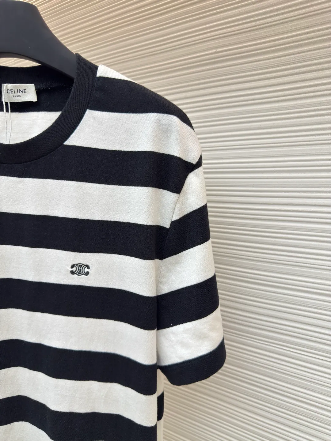 Celine Arc de Triomphe striped short-sleeve ●Authentic product: Purchased and developed for 5500 ●Item number: 1680531-A00 ●Fabric: mercerized cotton fabric ●Technology: embroidery production ●Version: fitted version ●Weight: about 195 grams ●Size: S-M-L-XL ●Description: Customized luxurious contrasting striped mercerized cotton plain weave, soft and delicate, comfortable and close to the skin, classic black and white intertwined in the form of stripes, just like the black and white keys on a piano Playing a harmonious rhythm, the iconic Celine Arc de Triomphe embroidery is embellished on the chest. It is three-dimensional and vivid. It is highly recognizable. The dropped shoulder design is like a stroke of magic. It collides with a different kind of visual rhythm. The beauty of layers is all in the stripes, using imported machine embroidery technology. Use advanced computer control systems and precision mechanical components to realize the Arc de Triomphe embroidery operation with high precision. Smooth and delicate lines, ergonomic three-dimensional tailoring. Return to traditional craft techniques through segmentation, folding and shrinking. The so-called slow work and careful work in stretching techniques are the respect for materials and the pursuit of hand feel. The workmanship is complex and tedious, slow in aging and high in loss. The fabrics have been washed to give them a better feel and texture. They are not easy to deform, shrink or fade, and maintain their long-lasting beauty. The overall wiring is straight and delicate, the fabric is comfortable and soft, and the color is consistent without color difference. It can be matched with the same style to create a fashionable look and control various occasions. Customized accessories, complete with three standards, same style for men and women!