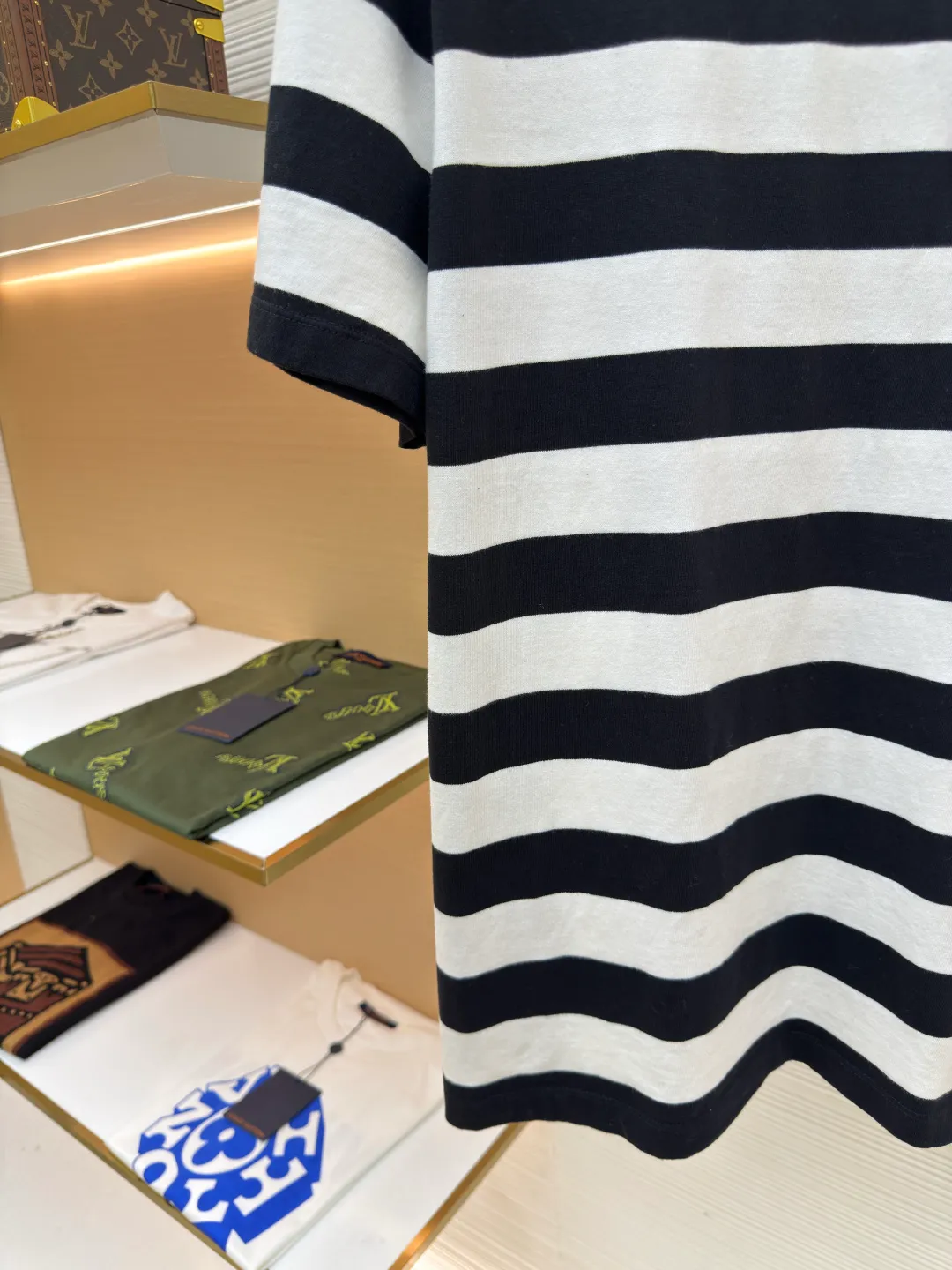 Celine Arc de Triomphe striped short-sleeve ●Authentic product: Purchased and developed for 5500 ●Item number: 1680531-A00 ●Fabric: mercerized cotton fabric ●Technology: embroidery production ●Version: fitted version ●Weight: about 195 grams ●Size: S-M-L-XL ●Description: Customized luxurious contrasting striped mercerized cotton plain weave, soft and delicate, comfortable and close to the skin, classic black and white intertwined in the form of stripes, just like the black and white keys on a piano Playing a harmonious rhythm, the iconic Celine Arc de Triomphe embroidery is embellished on the chest. It is three-dimensional and vivid. It is highly recognizable. The dropped shoulder design is like a stroke of magic. It collides with a different kind of visual rhythm. The beauty of layers is all in the stripes, using imported machine embroidery technology. Use advanced computer control systems and precision mechanical components to realize the Arc de Triomphe embroidery operation with high precision. Smooth and delicate lines, ergonomic three-dimensional tailoring. Return to traditional craft techniques through segmentation, folding and shrinking. The so-called slow work and careful work in stretching techniques are the respect for materials and the pursuit of hand feel. The workmanship is complex and tedious, slow in aging and high in loss. The fabrics have been washed to give them a better feel and texture. They are not easy to deform, shrink or fade, and maintain their long-lasting beauty. The overall wiring is straight and delicate, the fabric is comfortable and soft, and the color is consistent without color difference. It can be matched with the same style to create a fashionable look and control various occasions. Customized accessories, complete with three standards, same style for men and women!