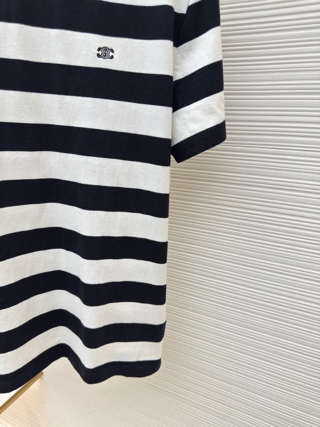 Celine Arc de Triomphe striped short-sleeve ●Authentic product: Purchased and developed for 5500 ●Item number: 1680531-A00 ●Fabric: mercerized cotton fabric ●Technology: embroidery production ●Version: fitted version ●Weight: about 195 grams ●Size: S-M-L-XL ●Description: Customized luxurious contrasting striped mercerized cotton plain weave, soft and delicate, comfortable and close to the skin, classic black and white intertwined in the form of stripes, just like the black and white keys on a piano Playing a harmonious rhythm, the iconic Celine Arc de Triomphe embroidery is embellished on the chest. It is three-dimensional and vivid. It is highly recognizable. The dropped shoulder design is like a stroke of magic. It collides with a different kind of visual rhythm. The beauty of layers is all in the stripes, using imported machine embroidery technology. Use advanced computer control systems and precision mechanical components to realize the Arc de Triomphe embroidery operation with high precision. Smooth and delicate lines, ergonomic three-dimensional tailoring. Return to traditional craft techniques through segmentation, folding and shrinking. The so-called slow work and careful work in stretching techniques are the respect for materials and the pursuit of hand feel. The workmanship is complex and tedious, slow in aging and high in loss. The fabrics have been washed to give them a better feel and texture. They are not easy to deform, shrink or fade, and maintain their long-lasting beauty. The overall wiring is straight and delicate, the fabric is comfortable and soft, and the color is consistent without color difference. It can be matched with the same style to create a fashionable look and control various occasions. Customized accessories, complete with three standards, same style for men and women!