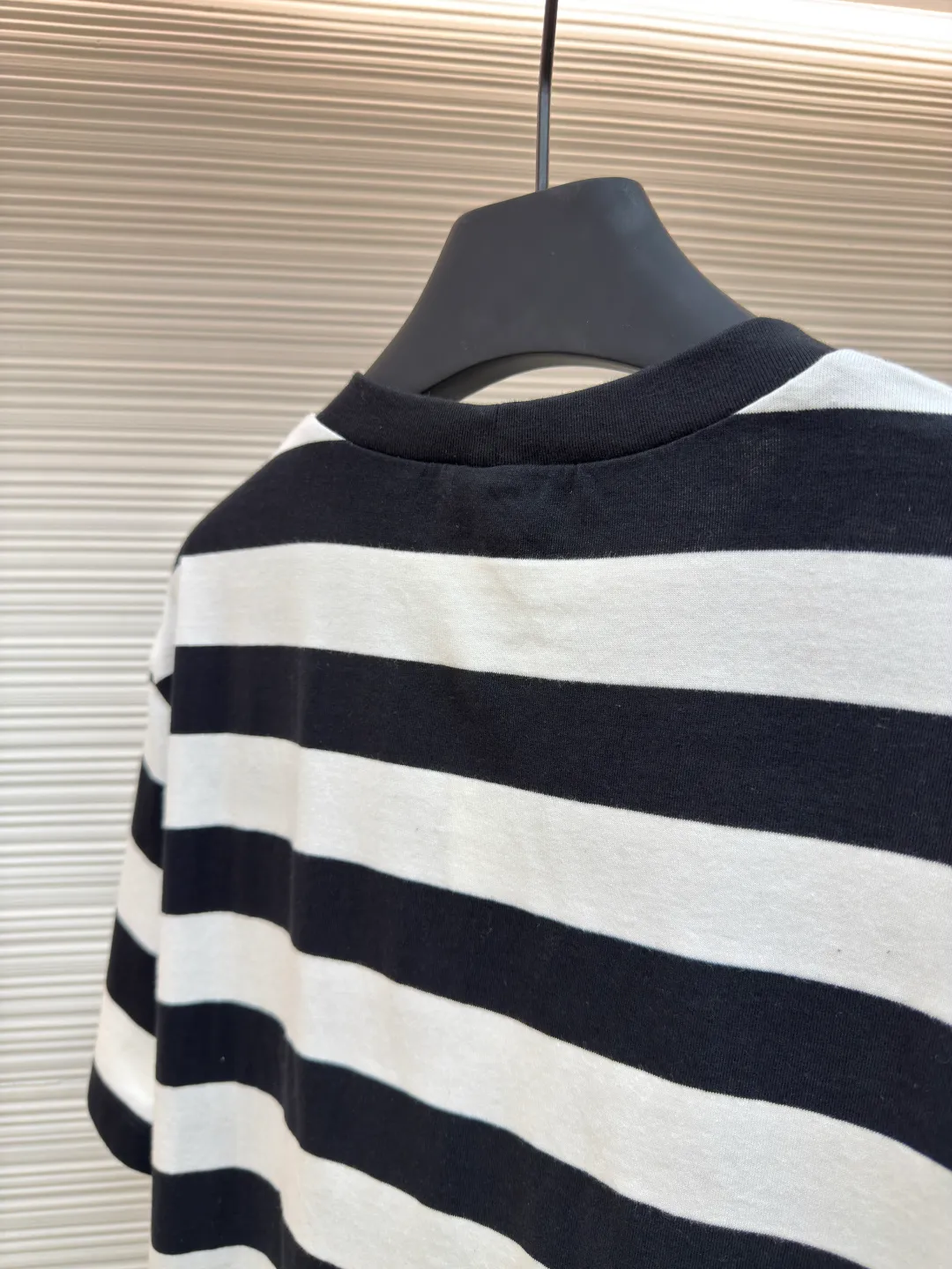Celine Arc de Triomphe striped short-sleeve ●Authentic product: Purchased and developed for 5500 ●Item number: 1680531-A00 ●Fabric: mercerized cotton fabric ●Technology: embroidery production ●Version: fitted version ●Weight: about 195 grams ●Size: S-M-L-XL ●Description: Customized luxurious contrasting striped mercerized cotton plain weave, soft and delicate, comfortable and close to the skin, classic black and white intertwined in the form of stripes, just like the black and white keys on a piano Playing a harmonious rhythm, the iconic Celine Arc de Triomphe embroidery is embellished on the chest. It is three-dimensional and vivid. It is highly recognizable. The dropped shoulder design is like a stroke of magic. It collides with a different kind of visual rhythm. The beauty of layers is all in the stripes, using imported machine embroidery technology. Use advanced computer control systems and precision mechanical components to realize the Arc de Triomphe embroidery operation with high precision. Smooth and delicate lines, ergonomic three-dimensional tailoring. Return to traditional craft techniques through segmentation, folding and shrinking. The so-called slow work and careful work in stretching techniques are the respect for materials and the pursuit of hand feel. The workmanship is complex and tedious, slow in aging and high in loss. The fabrics have been washed to give them a better feel and texture. They are not easy to deform, shrink or fade, and maintain their long-lasting beauty. The overall wiring is straight and delicate, the fabric is comfortable and soft, and the color is consistent without color difference. It can be matched with the same style to create a fashionable look and control various occasions. Customized accessories, complete with three standards, same style for men and women!