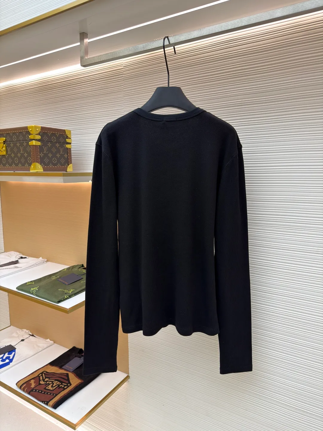 Celine Arc de Triomphe embroidered long sleeves ●Original version: Purchased and developed for 5900 ●Item number: 1680912-A10 ●Fabric: cotton knitted silk fabric ●Technology: embroidery production ●Version: fitted version ●Weight: about 250 grams ●Size: S-M-L-XL ●Description: Customized elastic and tough cotton knitted silk, soft and smooth, comfortable and skin-friendly, with pure and simple white as the main tone The iconic Celine Arc de Triomphe embroidery is embellished on the chest, which is lifelike and highly recognizable. The classic Henry collar shape and three buttons arranged neatly add a touch of retro charm to the simple body, highlighting the elegant style, minimalist elegance and natural craftsmanship. Adopt imported machine embroidery technology, use advanced computer control systems and precision mechanical components to achieve Arc de Triomphe embroidery operations with high precision. The lines are smooth and delicate, and the fabrics have been washed. It has a better hand feel and texture, is not easy to deform, is not easy to shrink, is not easy to fade, and maintains long-term beauty. The overall wiring is straight and delicate, the fabric is comfortable and soft, and the color is consistent without color difference. It can be matched with the same style to create a fashionable look and control various occasions. Customized accessories, complete with three standards, same style for men and women!