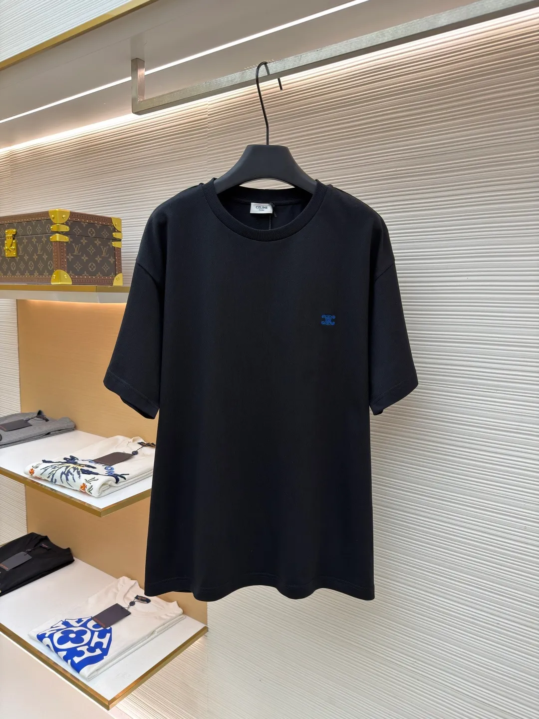 Celine Arc de Triomphe logo short sleeves ●Original version: purchased and developed by 3042 ●Item number: 1682385-A00 ●Fabric: cotton fabric ●Technology: embroidery production ●Color: black ●Version: fitted version ●Weight: about 275 grams ●Size: XS-S-M-L ●Description: Made of 15-count special-spun compact cotton with a weight of 230g/㎡; 32-count high-weight (340g) 1x1 ribs are used for the neckline. Its high-count and high-weight characteristics ensure the excellent elastic recovery, thickness and deformation resistance of the collar. It is the key to ensuring that the neckline of the T-shirt does not deform after long-term wear. Specially woven compact cotton fabrics apply compact spinning technology in the spinning process, which effectively reduces yarn hairiness and makes the yarn smoother and stronger. This gives the fabric an unusually dense structure, a smooth and smooth surface, and excellent pilling resistance, while retaining the softness and breathability of pure cotton. The weight of 230g is medium to heavy, which ensures the T-shirt has good stiffness and drape, and is not easy to collapse and deform, laying a high-quality basic texture. The overall wiring is straight and delicate, the fabric is comfortable and soft, and the color is consistent without color difference. It can be matched with the same style to create a fashionable look and control various occasions. Customized accessories, complete with three standards, same style for men and women!
