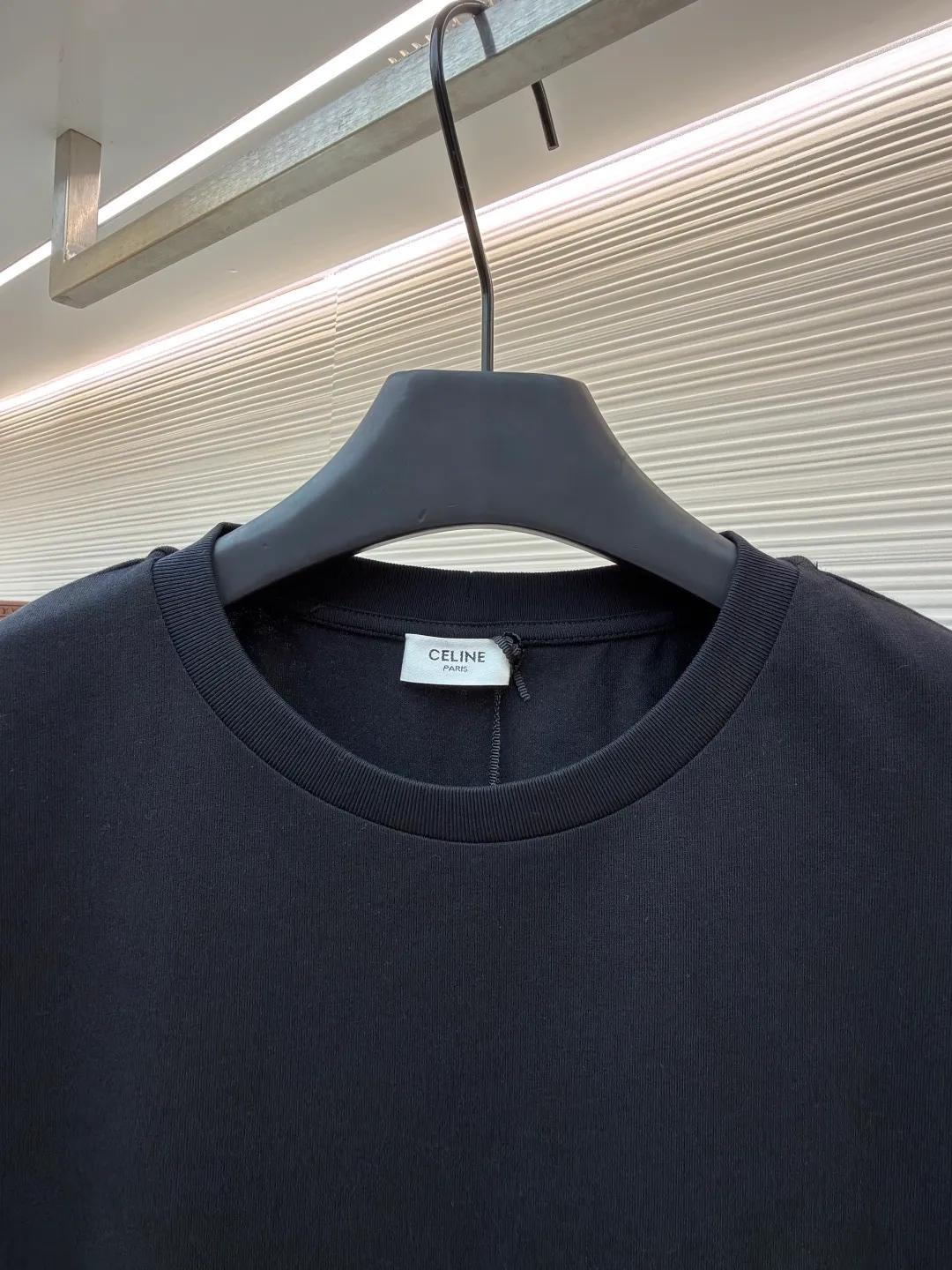 Celine Arc de Triomphe logo short sleeves ●Original version: purchased and developed by 3042 ●Item number: 1682385-A00 ●Fabric: cotton fabric ●Technology: embroidery production ●Color: black ●Version: fitted version ●Weight: about 275 grams ●Size: XS-S-M-L ●Description: Made of 15-count special-spun compact cotton with a weight of 230g/㎡; 32-count high-weight (340g) 1x1 ribs are used for the neckline. Its high-count and high-weight characteristics ensure the excellent elastic recovery, thickness and deformation resistance of the collar. It is the key to ensuring that the neckline of the T-shirt does not deform after long-term wear. Specially woven compact cotton fabrics apply compact spinning technology in the spinning process, which effectively reduces yarn hairiness and makes the yarn smoother and stronger. This gives the fabric an unusually dense structure, a smooth and smooth surface, and excellent pilling resistance, while retaining the softness and breathability of pure cotton. The weight of 230g is medium to heavy, which ensures the T-shirt has good stiffness and drape, and is not easy to collapse and deform, laying a high-quality basic texture. The overall wiring is straight and delicate, the fabric is comfortable and soft, and the color is consistent without color difference. It can be matched with the same style to create a fashionable look and control various occasions. Customized accessories, complete with three standards, same style for men and women!