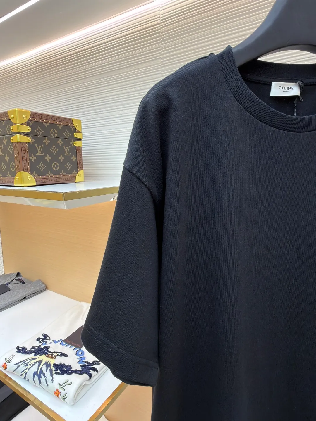 Celine Arc de Triomphe logo short sleeves ●Original version: purchased and developed by 3042 ●Item number: 1682385-A00 ●Fabric: cotton fabric ●Technology: embroidery production ●Color: black ●Version: fitted version ●Weight: about 275 grams ●Size: XS-S-M-L ●Description: Made of 15-count special-spun compact cotton with a weight of 230g/㎡; 32-count high-weight (340g) 1x1 ribs are used for the neckline. Its high-count and high-weight characteristics ensure the excellent elastic recovery, thickness and deformation resistance of the collar. It is the key to ensuring that the neckline of the T-shirt does not deform after long-term wear. Specially woven compact cotton fabrics apply compact spinning technology in the spinning process, which effectively reduces yarn hairiness and makes the yarn smoother and stronger. This gives the fabric an unusually dense structure, a smooth and smooth surface, and excellent pilling resistance, while retaining the softness and breathability of pure cotton. The weight of 230g is medium to heavy, which ensures the T-shirt has good stiffness and drape, and is not easy to collapse and deform, laying a high-quality basic texture. The overall wiring is straight and delicate, the fabric is comfortable and soft, and the color is consistent without color difference. It can be matched with the same style to create a fashionable look and control various occasions. Customized accessories, complete with three standards, same style for men and women!