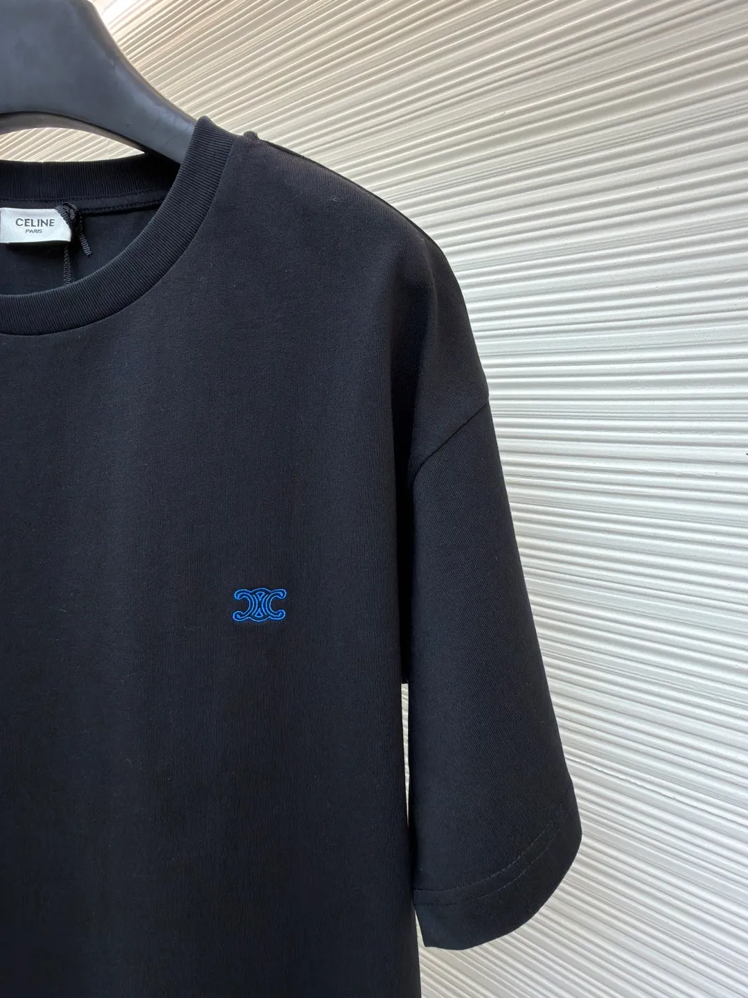 Celine Arc de Triomphe logo short sleeves ●Original version: purchased and developed by 3042 ●Item number: 1682385-A00 ●Fabric: cotton fabric ●Technology: embroidery production ●Color: black ●Version: fitted version ●Weight: about 275 grams ●Size: XS-S-M-L ●Description: Made of 15-count special-spun compact cotton with a weight of 230g/㎡; 32-count high-weight (340g) 1x1 ribs are used for the neckline. Its high-count and high-weight characteristics ensure the excellent elastic recovery, thickness and deformation resistance of the collar. It is the key to ensuring that the neckline of the T-shirt does not deform after long-term wear. Specially woven compact cotton fabrics apply compact spinning technology in the spinning process, which effectively reduces yarn hairiness and makes the yarn smoother and stronger. This gives the fabric an unusually dense structure, a smooth and smooth surface, and excellent pilling resistance, while retaining the softness and breathability of pure cotton. The weight of 230g is medium to heavy, which ensures the T-shirt has good stiffness and drape, and is not easy to collapse and deform, laying a high-quality basic texture. The overall wiring is straight and delicate, the fabric is comfortable and soft, and the color is consistent without color difference. It can be matched with the same style to create a fashionable look and control various occasions. Customized accessories, complete with three standards, same style for men and women!