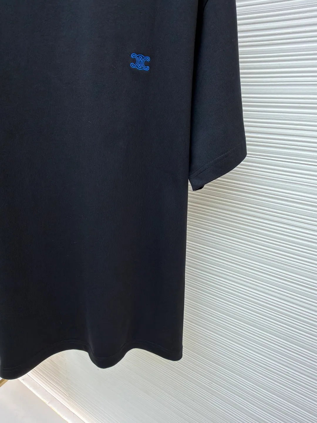 Celine Arc de Triomphe logo short sleeves ●Original version: purchased and developed by 3042 ●Item number: 1682385-A00 ●Fabric: cotton fabric ●Technology: embroidery production ●Color: black ●Version: fitted version ●Weight: about 275 grams ●Size: XS-S-M-L ●Description: Made of 15-count special-spun compact cotton with a weight of 230g/㎡; 32-count high-weight (340g) 1x1 ribs are used for the neckline. Its high-count and high-weight characteristics ensure the excellent elastic recovery, thickness and deformation resistance of the collar. It is the key to ensuring that the neckline of the T-shirt does not deform after long-term wear. Specially woven compact cotton fabrics apply compact spinning technology in the spinning process, which effectively reduces yarn hairiness and makes the yarn smoother and stronger. This gives the fabric an unusually dense structure, a smooth and smooth surface, and excellent pilling resistance, while retaining the softness and breathability of pure cotton. The weight of 230g is medium to heavy, which ensures the T-shirt has good stiffness and drape, and is not easy to collapse and deform, laying a high-quality basic texture. The overall wiring is straight and delicate, the fabric is comfortable and soft, and the color is consistent without color difference. It can be matched with the same style to create a fashionable look and control various occasions. Customized accessories, complete with three standards, same style for men and women!