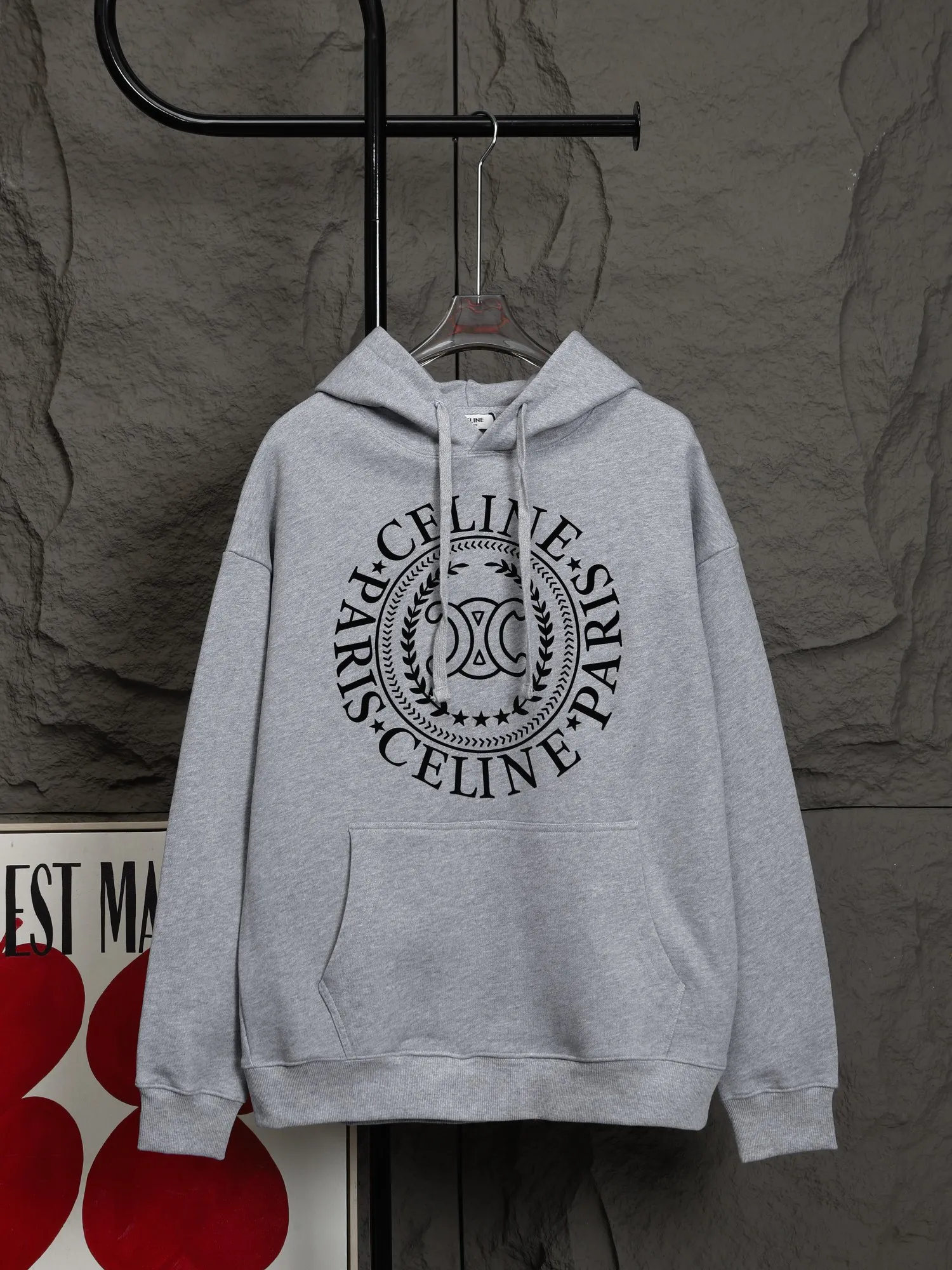 🅿️320 High Quality New Selin Hooded Sweatshirt Style No. B30 * Made of 450 custom-woven and dyed high-gram weight tripe pure cotton sweatshirt fabric. The fabric feels thick and has a certain sense of self-weight. The bottom has a dense and rough terry texture. It is close to the skin and has excellent warmth retention. You will not feel any discomfort at all! *The color on the front chest is clear, with Selling's obvious logo added, and the lines are smooth and smooth without falling off and deforming when washed *This design is based on classics and simply and clearly shows the brand's high-end luxury identity. Same style for men and women 𝐂𝐎𝐋𝐎𝐔𝐑: black, white 𝐒𝐈𝐙𝐄: S- xl