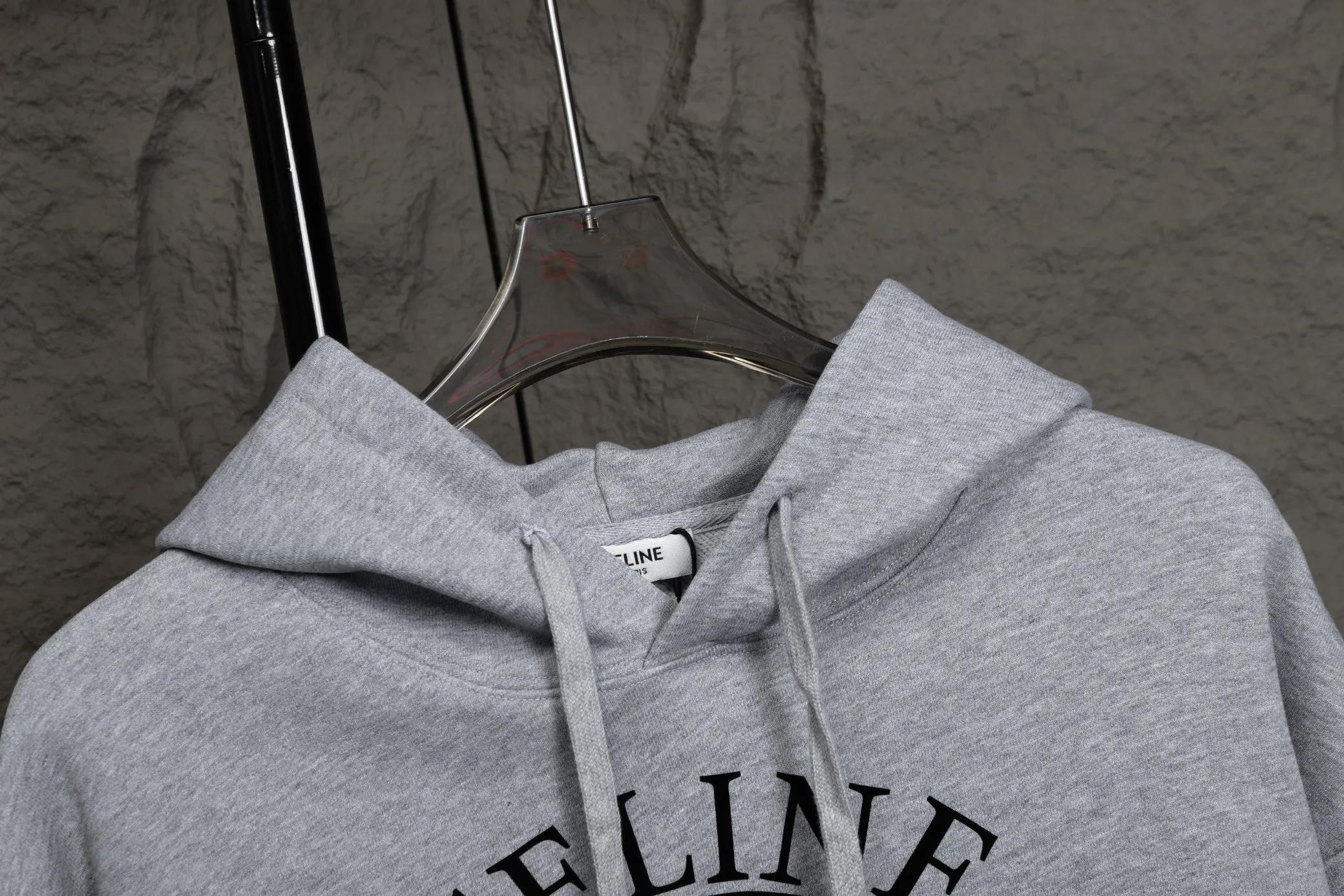 🅿️320 High Quality New Selin Hooded Sweatshirt Style No. B30 * Made of 450 custom-woven and dyed high-gram weight tripe pure cotton sweatshirt fabric. The fabric feels thick and has a certain sense of self-weight. The bottom has a dense and rough terry texture. It is close to the skin and has excellent warmth retention. You will not feel any discomfort at all! *The color on the front chest is clear, with Selling's obvious logo added, and the lines are smooth and smooth without falling off and deforming when washed *This design is based on classics and simply and clearly shows the brand's high-end luxury identity. Same style for men and women 𝐂𝐎𝐋𝐎𝐔𝐑: black, white 𝐒𝐈𝐙𝐄: S- xl