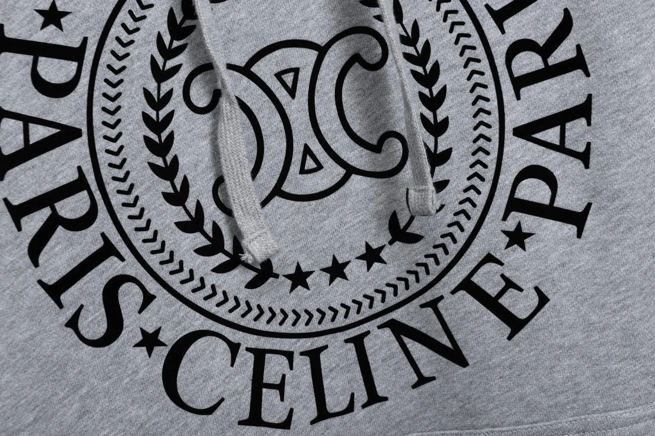 🅿️320 High Quality New Selin Hooded Sweatshirt Style No. B30 * Made of 450 custom-woven and dyed high-gram weight tripe pure cotton sweatshirt fabric. The fabric feels thick and has a certain sense of self-weight. The bottom has a dense and rough terry texture. It is close to the skin and has excellent warmth retention. You will not feel any discomfort at all! *The color on the front chest is clear, with Selling's obvious logo added, and the lines are smooth and smooth without falling off and deforming when washed *This design is based on classics and simply and clearly shows the brand's high-end luxury identity. Same style for men and women 𝐂𝐎𝐋𝐎𝐔𝐑: black, white 𝐒𝐈𝐙𝐄: S- xl