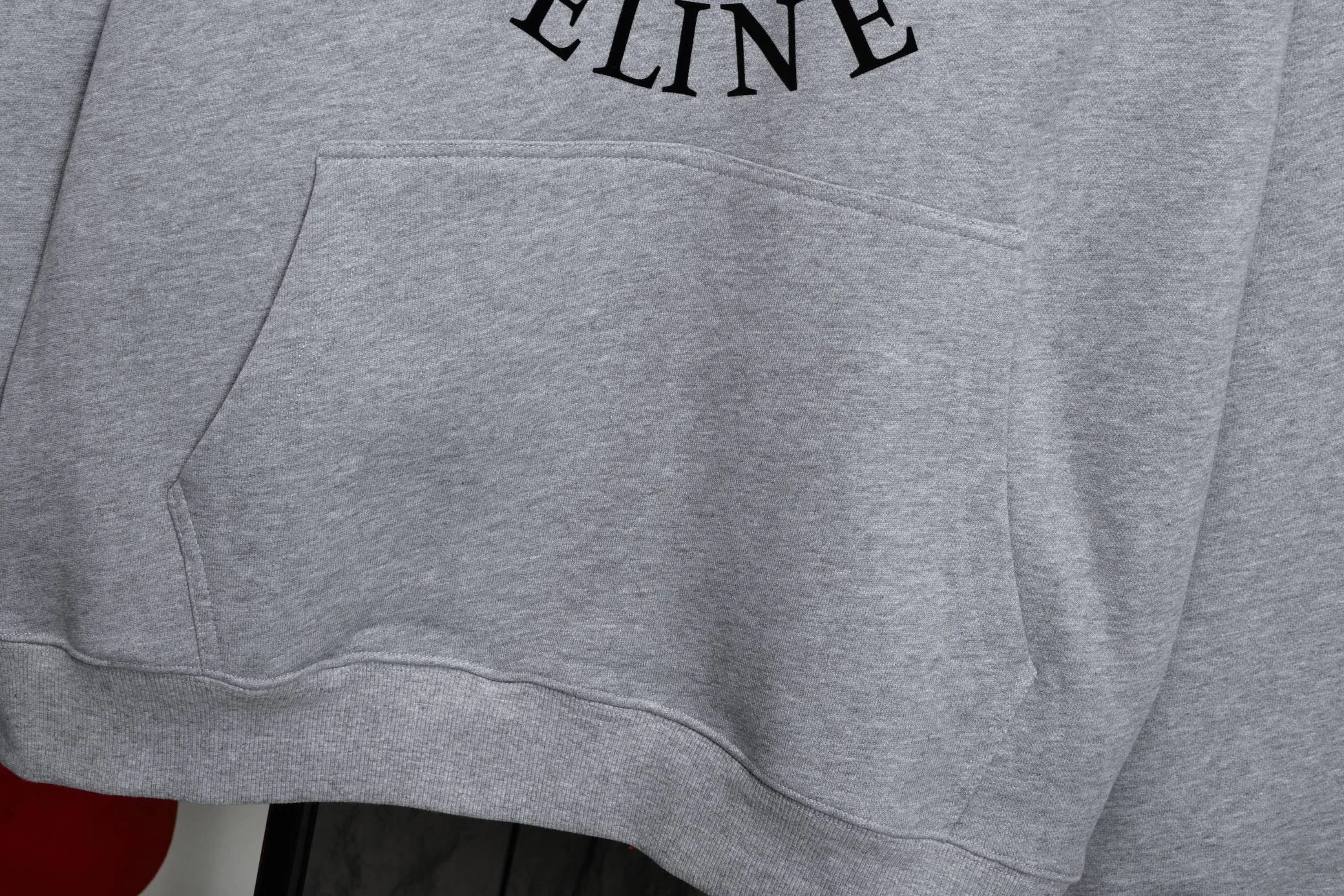 🅿️320 High Quality New Selin Hooded Sweatshirt Style No. B30 * Made of 450 custom-woven and dyed high-gram weight tripe pure cotton sweatshirt fabric. The fabric feels thick and has a certain sense of self-weight. The bottom has a dense and rough terry texture. It is close to the skin and has excellent warmth retention. You will not feel any discomfort at all! *The color on the front chest is clear, with Selling's obvious logo added, and the lines are smooth and smooth without falling off and deforming when washed *This design is based on classics and simply and clearly shows the brand's high-end luxury identity. Same style for men and women 𝐂𝐎𝐋𝐎𝐔𝐑: black, white 𝐒𝐈𝐙𝐄: S- xl