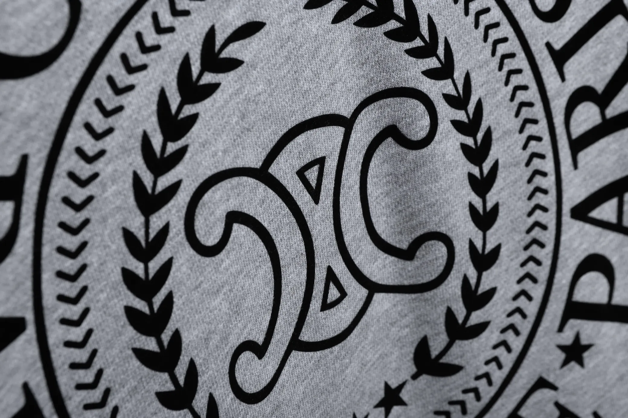 🅿️320 High Quality New Selin Hooded Sweatshirt Style No. B30 * Made of 450 custom-woven and dyed high-gram weight tripe pure cotton sweatshirt fabric. The fabric feels thick and has a certain sense of self-weight. The bottom has a dense and rough terry texture. It is close to the skin and has excellent warmth retention. You will not feel any discomfort at all! *The color on the front chest is clear, with Selling's obvious logo added, and the lines are smooth and smooth without falling off and deforming when washed *This design is based on classics and simply and clearly shows the brand's high-end luxury identity. Same style for men and women 𝐂𝐎𝐋𝐎𝐔𝐑: black, white 𝐒𝐈𝐙𝐄: S- xl