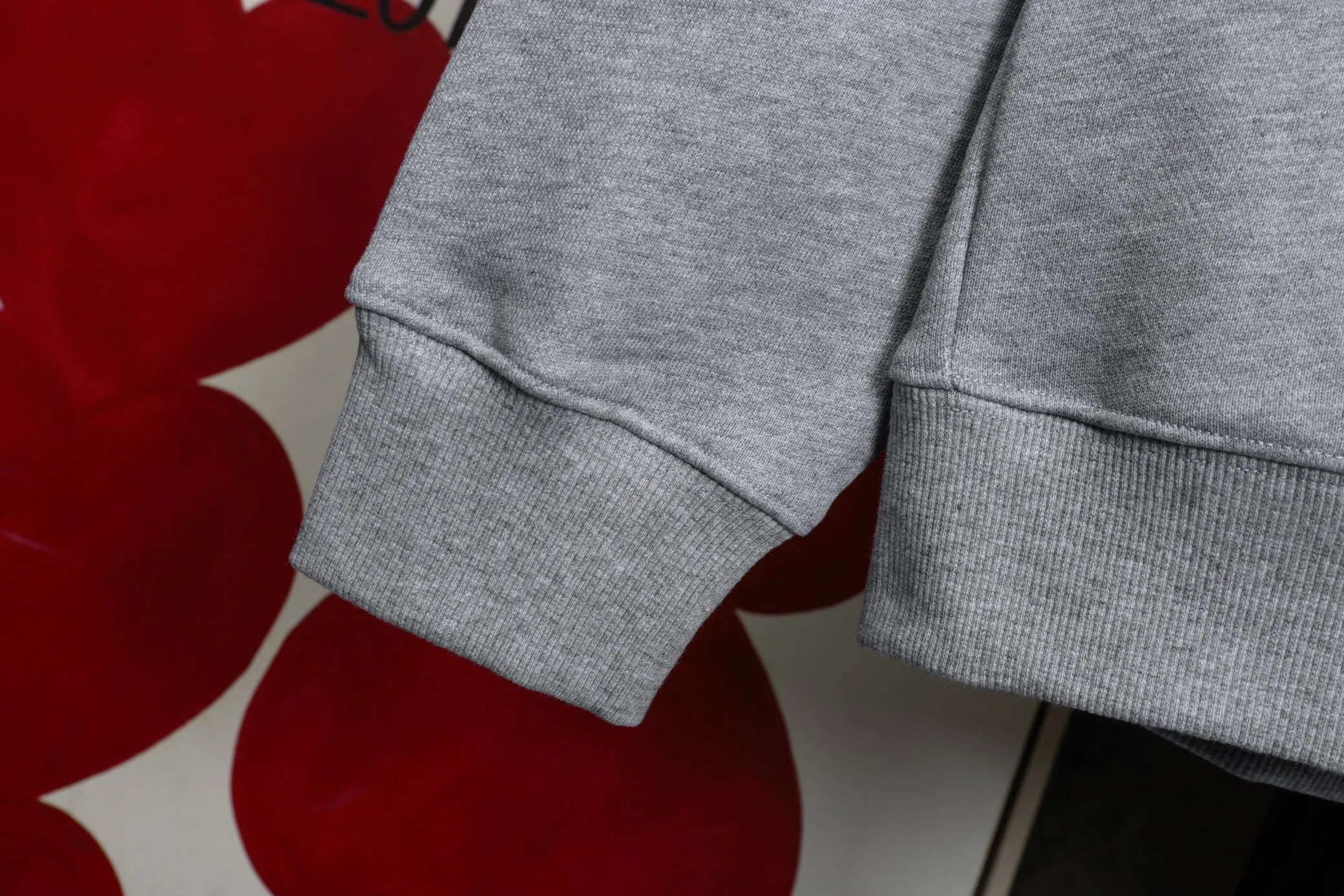 🅿️320 High Quality New Selin Hooded Sweatshirt Style No. B30 * Made of 450 custom-woven and dyed high-gram weight tripe pure cotton sweatshirt fabric. The fabric feels thick and has a certain sense of self-weight. The bottom has a dense and rough terry texture. It is close to the skin and has excellent warmth retention. You will not feel any discomfort at all! *The color on the front chest is clear, with Selling's obvious logo added, and the lines are smooth and smooth without falling off and deforming when washed *This design is based on classics and simply and clearly shows the brand's high-end luxury identity. Same style for men and women 𝐂𝐎𝐋𝐎𝐔𝐑: black, white 𝐒𝐈𝐙𝐄: S- xl