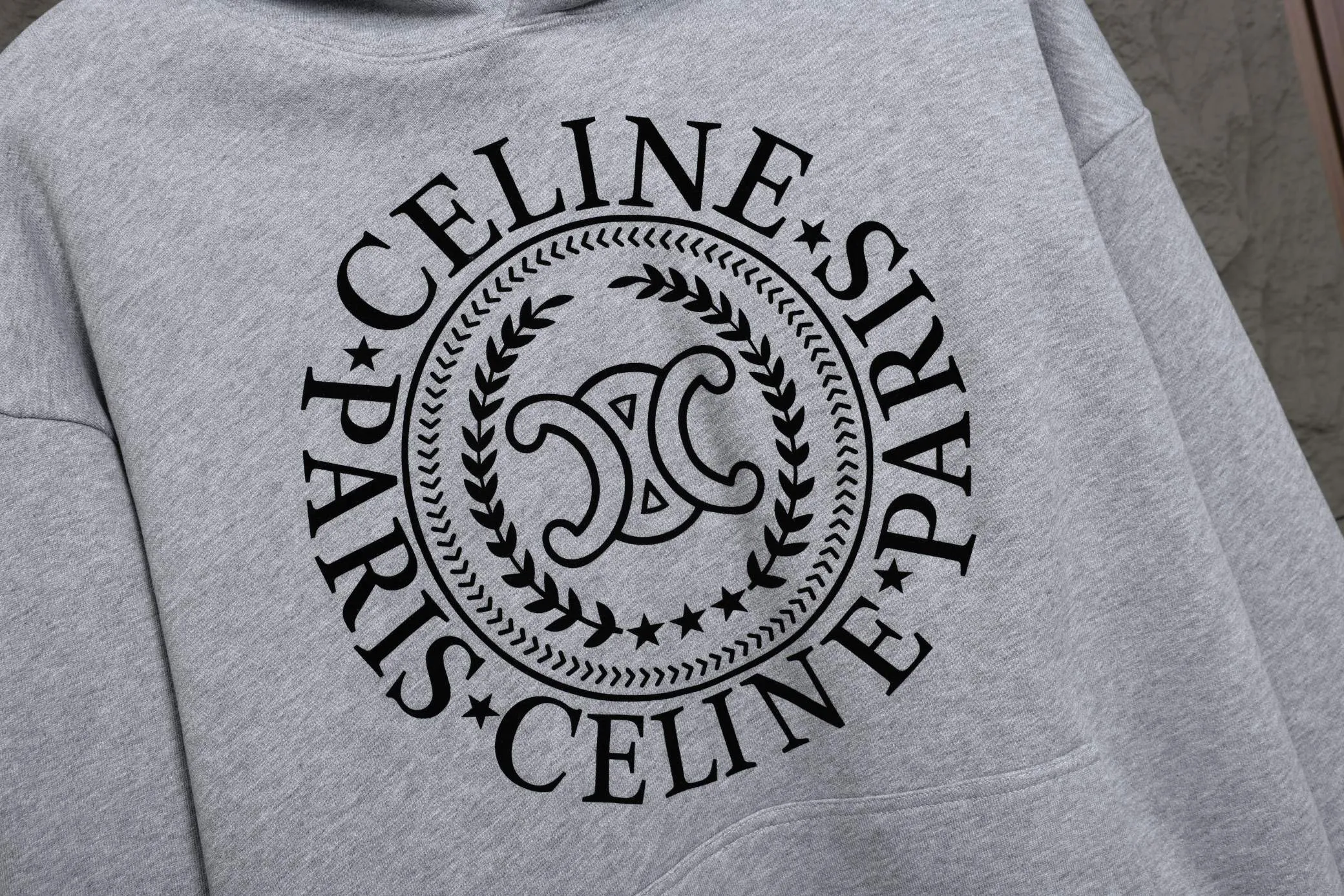 🅿️320 High Quality New Selin Hooded Sweatshirt Style No. B30 * Made of 450 custom-woven and dyed high-gram weight tripe pure cotton sweatshirt fabric. The fabric feels thick and has a certain sense of self-weight. The bottom has a dense and rough terry texture. It is close to the skin and has excellent warmth retention. You will not feel any discomfort at all! *The color on the front chest is clear, with Selling's obvious logo added, and the lines are smooth and smooth without falling off and deforming when washed *This design is based on classics and simply and clearly shows the brand's high-end luxury identity. Same style for men and women 𝐂𝐎𝐋𝐎𝐔𝐑: black, white 𝐒𝐈𝐙𝐄: S- xl