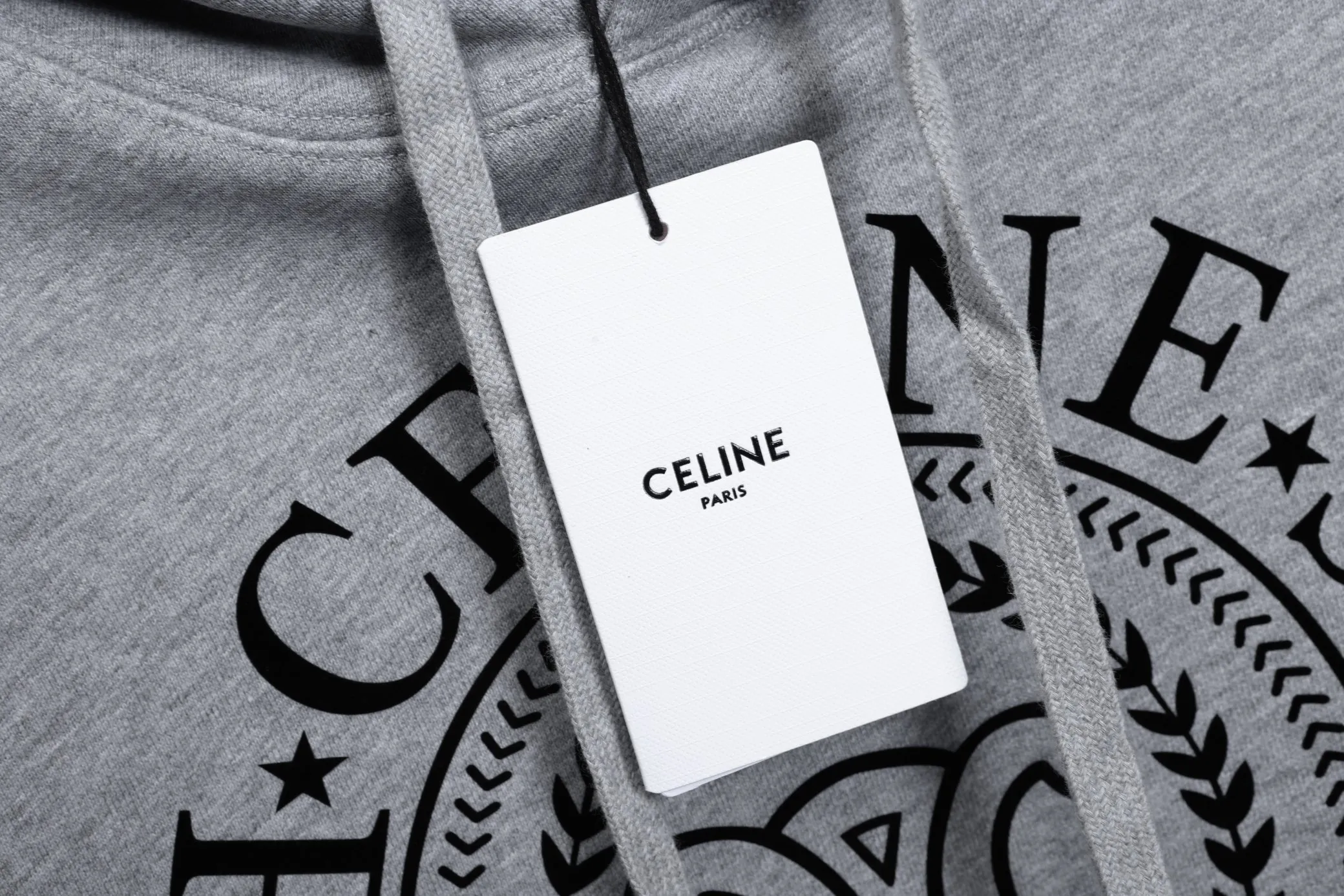 🅿️320 High Quality New Selin Hooded Sweatshirt Style No. B30 * Made of 450 custom-woven and dyed high-gram weight tripe pure cotton sweatshirt fabric. The fabric feels thick and has a certain sense of self-weight. The bottom has a dense and rough terry texture. It is close to the skin and has excellent warmth retention. You will not feel any discomfort at all! *The color on the front chest is clear, with Selling's obvious logo added, and the lines are smooth and smooth without falling off and deforming when washed *This design is based on classics and simply and clearly shows the brand's high-end luxury identity. Same style for men and women 𝐂𝐎𝐋𝐎𝐔𝐑: black, white 𝐒𝐈𝐙𝐄: S- xl
