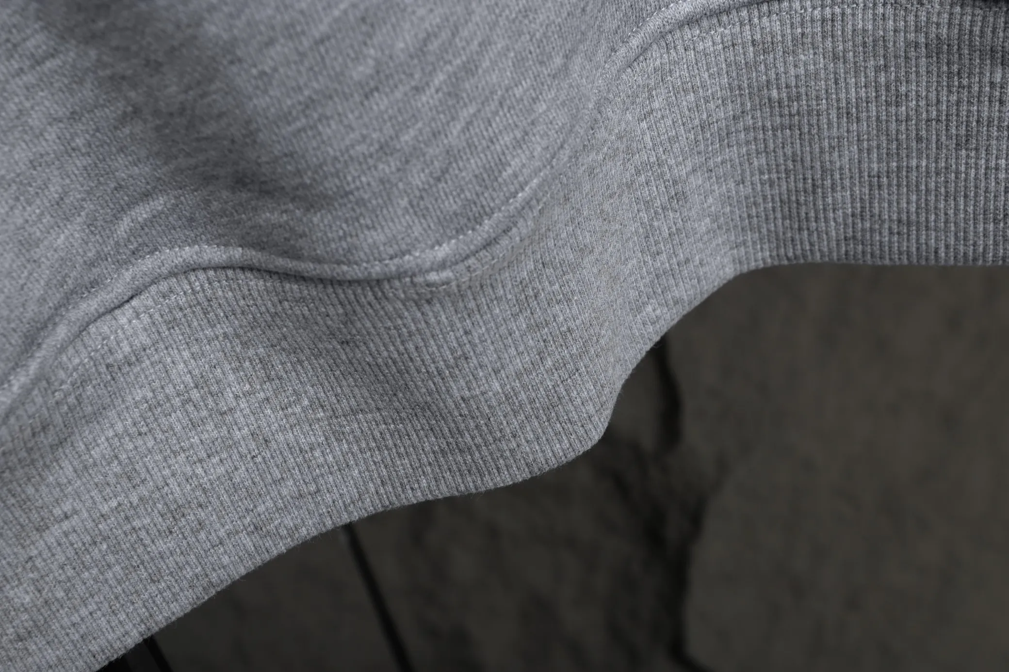 🅿️320 High Quality New Selin Hooded Sweatshirt Style No. B30 * Made of 450 custom-woven and dyed high-gram weight tripe pure cotton sweatshirt fabric. The fabric feels thick and has a certain sense of self-weight. The bottom has a dense and rough terry texture. It is close to the skin and has excellent warmth retention. You will not feel any discomfort at all! *The color on the front chest is clear, with Selling's obvious logo added, and the lines are smooth and smooth without falling off and deforming when washed *This design is based on classics and simply and clearly shows the brand's high-end luxury identity. Same style for men and women 𝐂𝐎𝐋𝐎𝐔𝐑: black, white 𝐒𝐈𝐙𝐄: S- xl