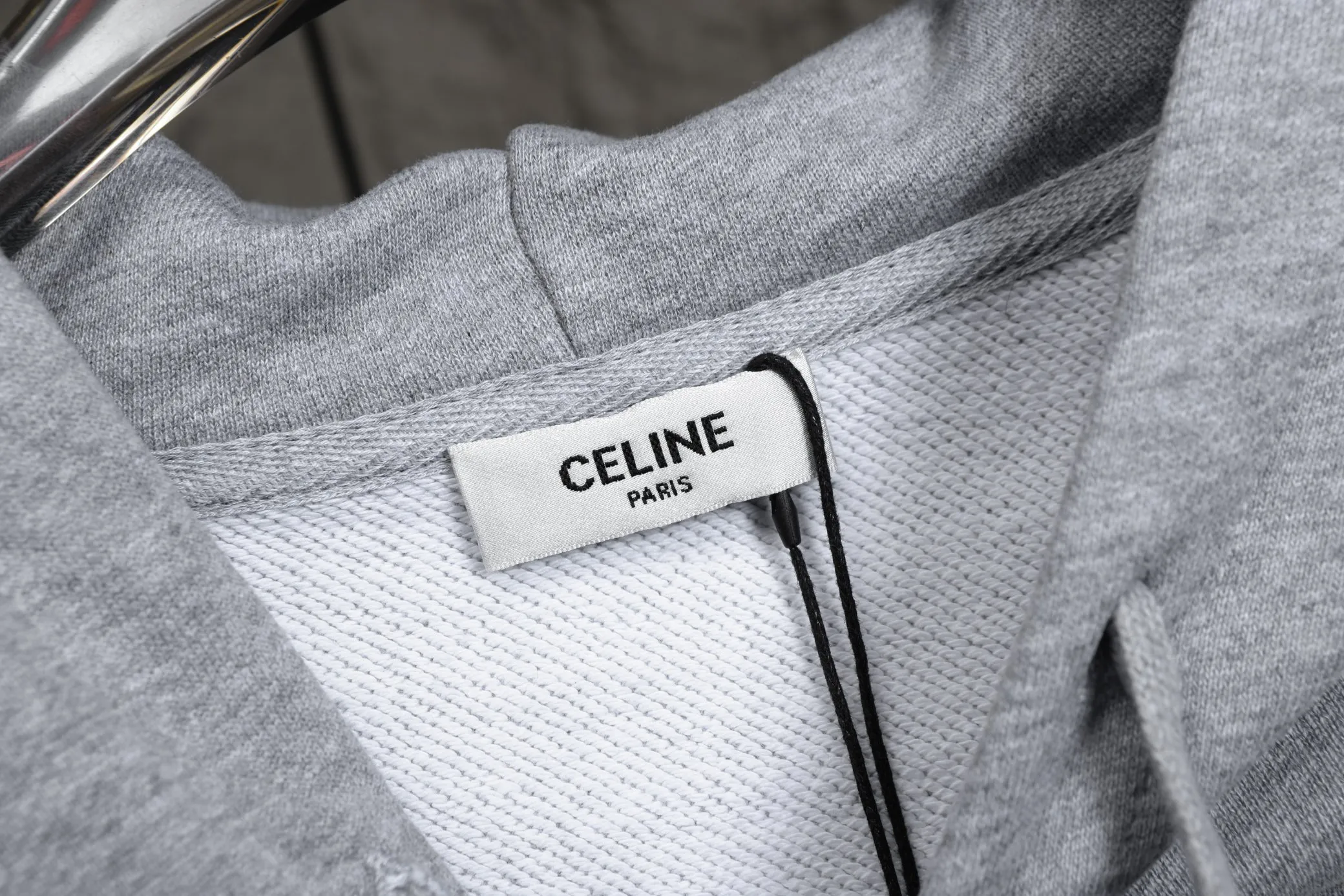 🅿️320 High Quality New Selin Hooded Sweatshirt Style No. B30 * Made of 450 custom-woven and dyed high-gram weight tripe pure cotton sweatshirt fabric. The fabric feels thick and has a certain sense of self-weight. The bottom has a dense and rough terry texture. It is close to the skin and has excellent warmth retention. You will not feel any discomfort at all! *The color on the front chest is clear, with Selling's obvious logo added, and the lines are smooth and smooth without falling off and deforming when washed *This design is based on classics and simply and clearly shows the brand's high-end luxury identity. Same style for men and women 𝐂𝐎𝐋𝐎𝐔𝐑: black, white 𝐒𝐈𝐙𝐄: S- xl