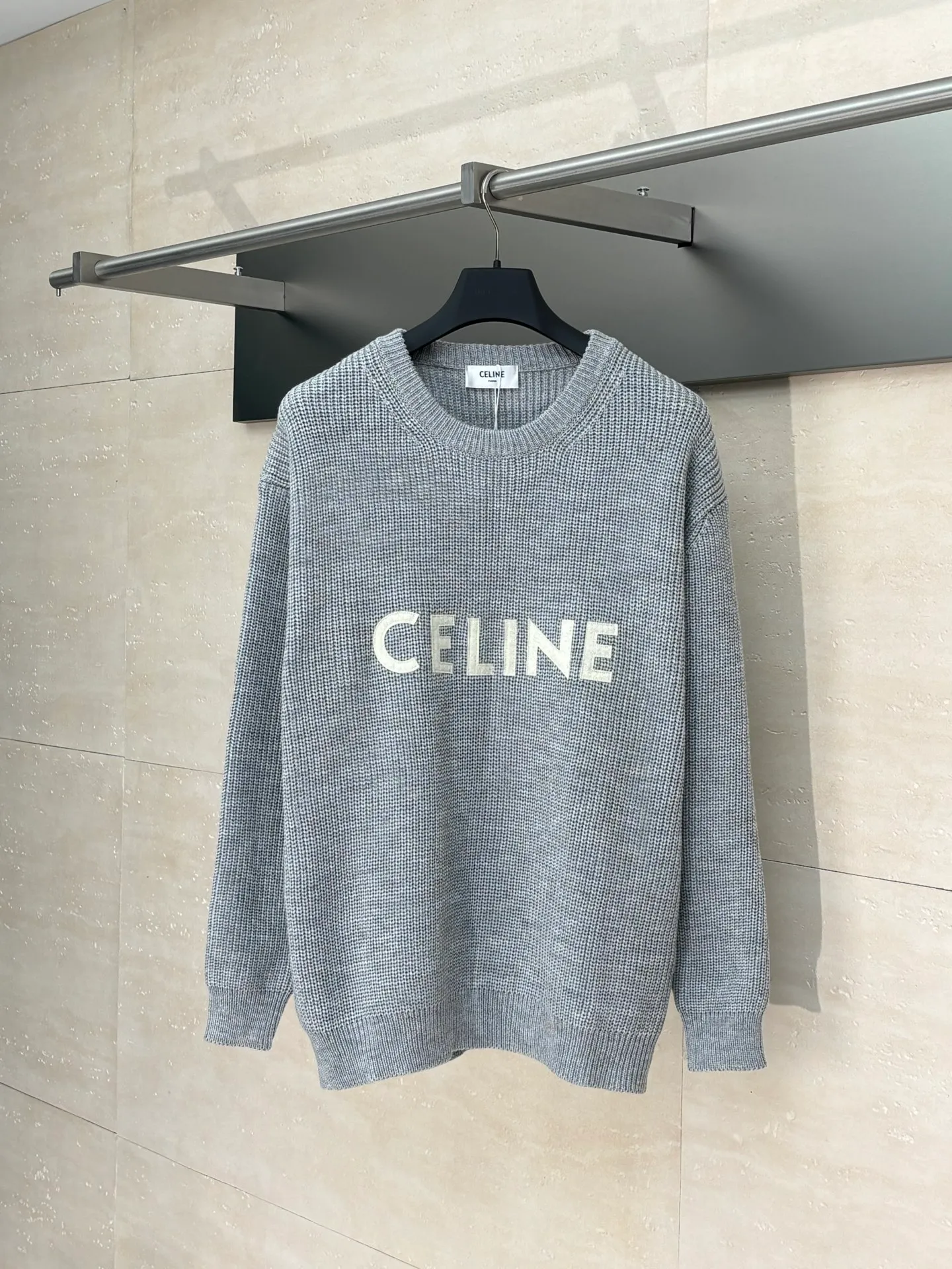 🅿️450 Celine*/Celine 25FW patchwork crew neck sweater. The original purchase is 10,500. The pattern is completely based on the original version on the market. Those with lengths over 73 are incorrect. The fabric is made of 75 wool and 25 angora rabbit hair, which is closest to the original, and the weight is 700 grams. After washing, it is fluffy and skin-friendly. It is made of imported Stoll weaving with clear texture. It is a 7-needle double ingot stitch. The imported thickened felt cloth on the front chest is laser cut and embroidered. The felt must be washed after embroidery so that the felt will fluff and match the clothes. Most embroidery on the market uses thin felt and cannot be washed.  Size：S/M/L