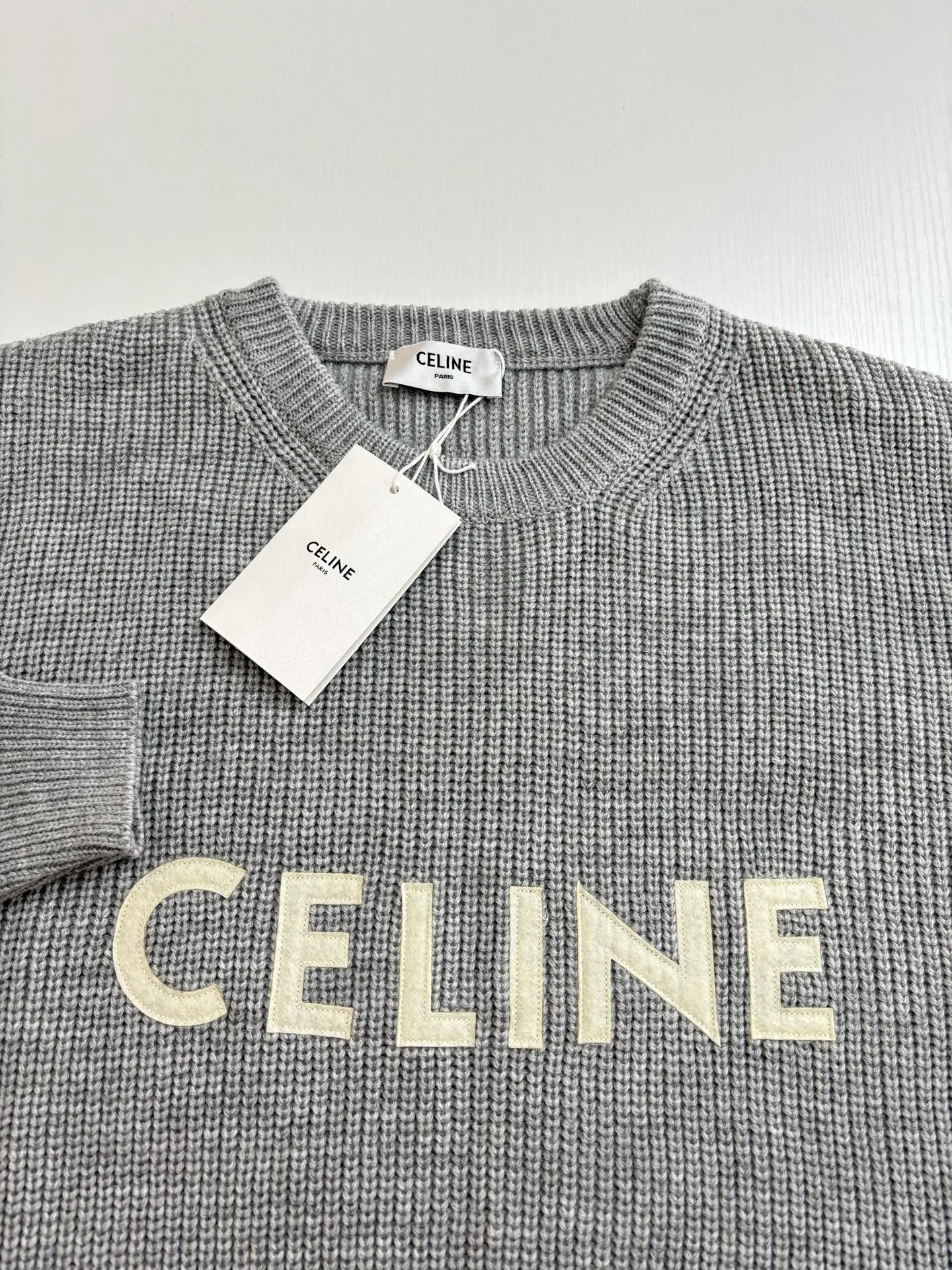 🅿️450 Celine*/Celine 25FW patchwork crew neck sweater. The original purchase is 10,500. The pattern is completely based on the original version on the market. Those with lengths over 73 are incorrect. The fabric is made of 75 wool and 25 angora rabbit hair, which is closest to the original, and the weight is 700 grams. After washing, it is fluffy and skin-friendly. It is made of imported Stoll weaving with clear texture. It is a 7-needle double ingot stitch. The imported thickened felt cloth on the front chest is laser cut and embroidered. The felt must be washed after embroidery so that the felt will fluff and match the clothes. Most embroidery on the market uses thin felt and cannot be washed.  Size：S/M/L