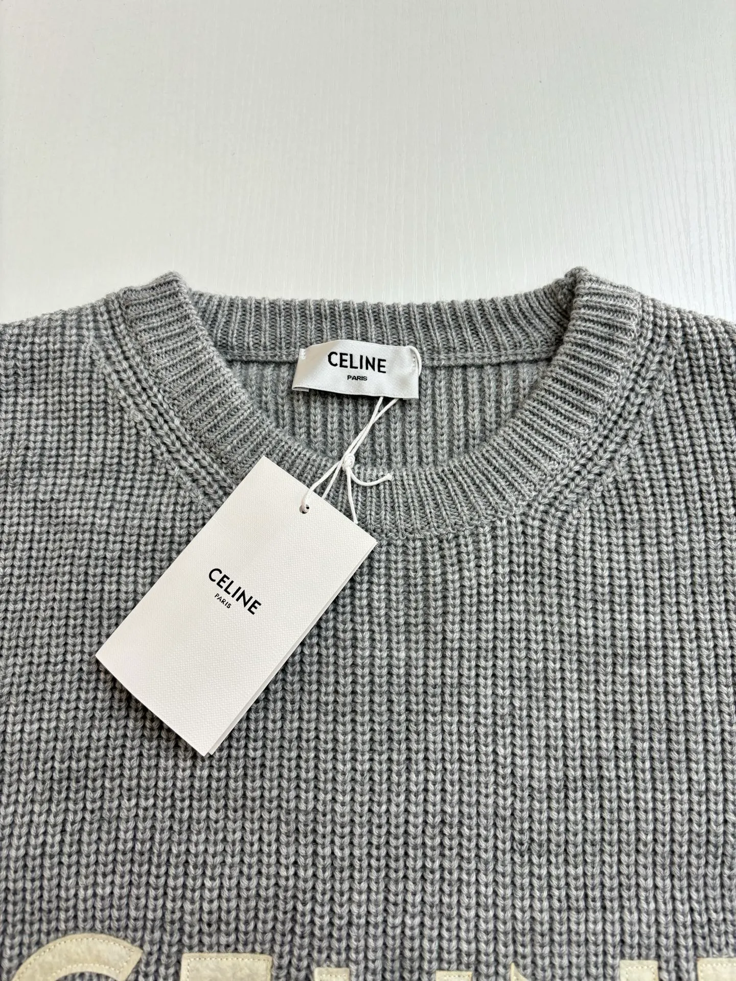 🅿️450 Celine*/Celine 25FW patchwork crew neck sweater. The original purchase is 10,500. The pattern is completely based on the original version on the market. Those with lengths over 73 are incorrect. The fabric is made of 75 wool and 25 angora rabbit hair, which is closest to the original, and the weight is 700 grams. After washing, it is fluffy and skin-friendly. It is made of imported Stoll weaving with clear texture. It is a 7-needle double ingot stitch. The imported thickened felt cloth on the front chest is laser cut and embroidered. The felt must be washed after embroidery so that the felt will fluff and match the clothes. Most embroidery on the market uses thin felt and cannot be washed.  Size：S/M/L