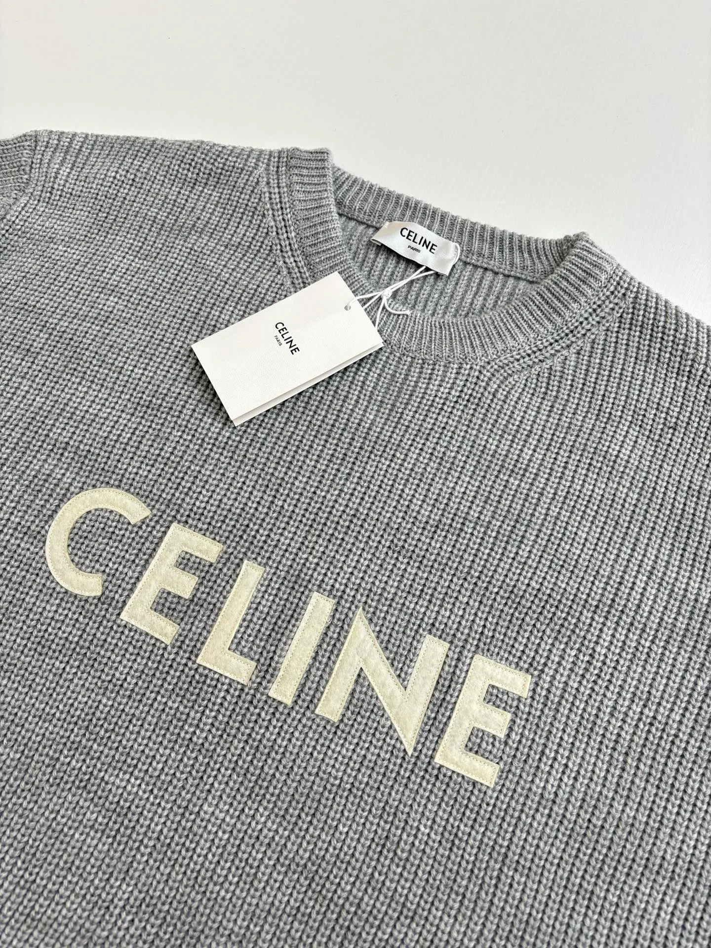 🅿️450 Celine*/Celine 25FW patchwork crew neck sweater. The original purchase is 10,500. The pattern is completely based on the original version on the market. Those with lengths over 73 are incorrect. The fabric is made of 75 wool and 25 angora rabbit hair, which is closest to the original, and the weight is 700 grams. After washing, it is fluffy and skin-friendly. It is made of imported Stoll weaving with clear texture. It is a 7-needle double ingot stitch. The imported thickened felt cloth on the front chest is laser cut and embroidered. The felt must be washed after embroidery so that the felt will fluff and match the clothes. Most embroidery on the market uses thin felt and cannot be washed.  Size：S/M/L