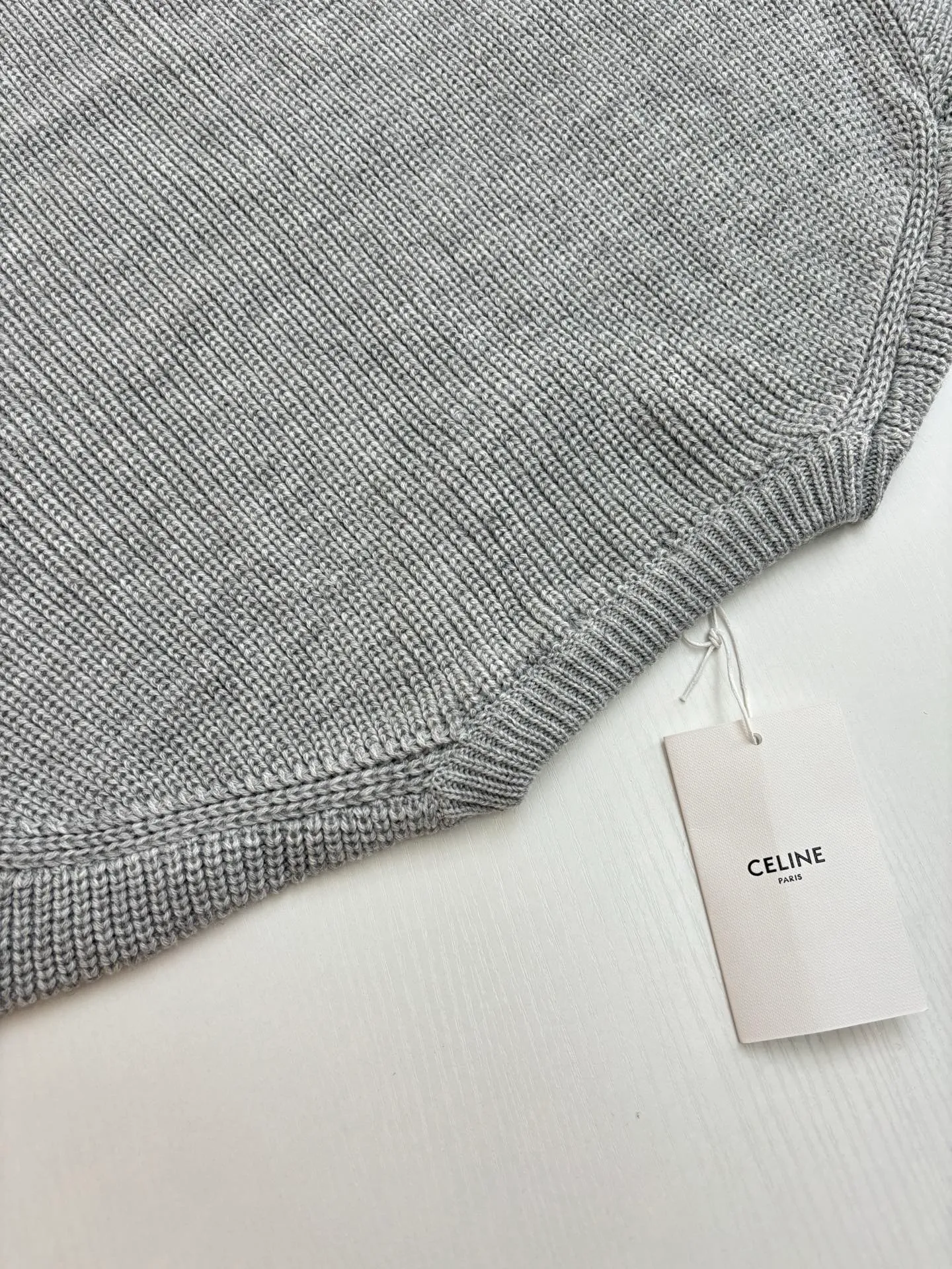 🅿️450 Celine*/Celine 25FW patchwork crew neck sweater. The original purchase is 10,500. The pattern is completely based on the original version on the market. Those with lengths over 73 are incorrect. The fabric is made of 75 wool and 25 angora rabbit hair, which is closest to the original, and the weight is 700 grams. After washing, it is fluffy and skin-friendly. It is made of imported Stoll weaving with clear texture. It is a 7-needle double ingot stitch. The imported thickened felt cloth on the front chest is laser cut and embroidered. The felt must be washed after embroidery so that the felt will fluff and match the clothes. Most embroidery on the market uses thin felt and cannot be washed.  Size：S/M/L