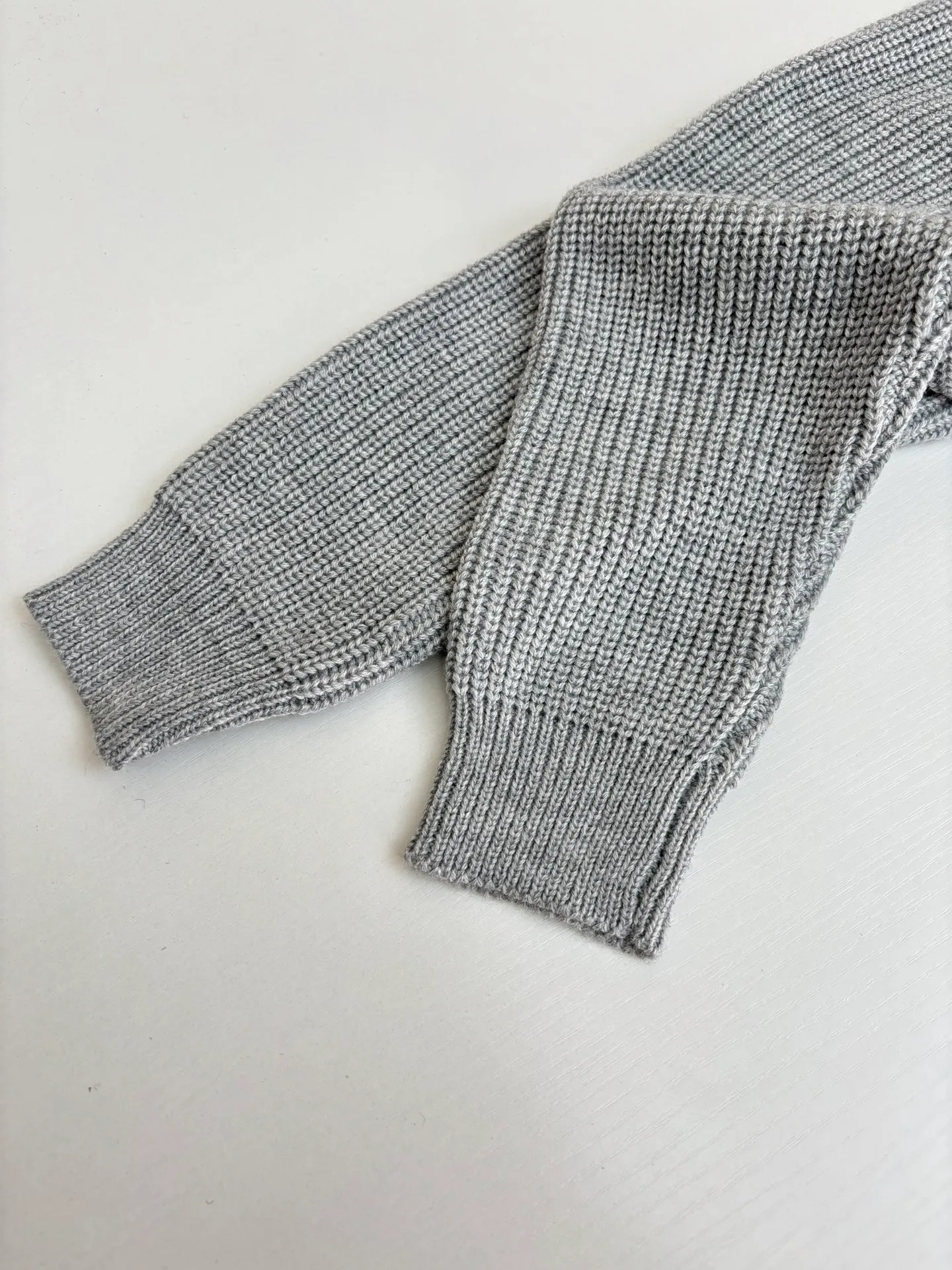 🅿️450 Celine*/Celine 25FW patchwork crew neck sweater. The original purchase is 10,500. The pattern is completely based on the original version on the market. Those with lengths over 73 are incorrect. The fabric is made of 75 wool and 25 angora rabbit hair, which is closest to the original, and the weight is 700 grams. After washing, it is fluffy and skin-friendly. It is made of imported Stoll weaving with clear texture. It is a 7-needle double ingot stitch. The imported thickened felt cloth on the front chest is laser cut and embroidered. The felt must be washed after embroidery so that the felt will fluff and match the clothes. Most embroidery on the market uses thin felt and cannot be washed.  Size：S/M/L