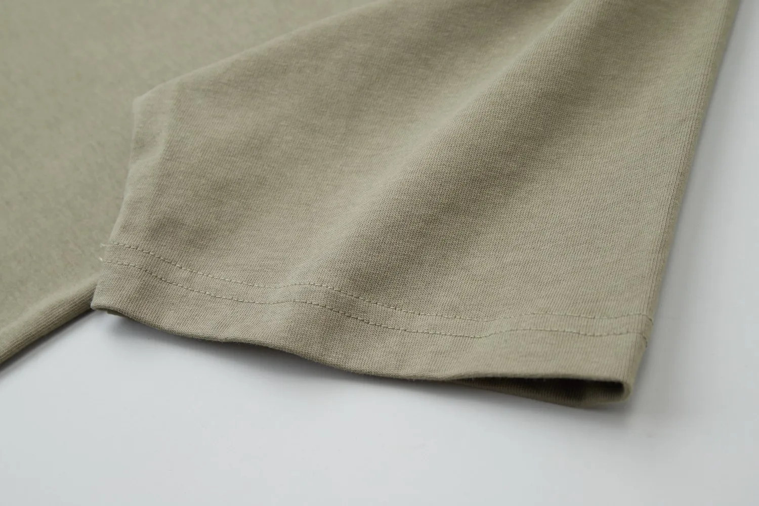 🅿️200 ✨CEL✨🆕25SS spring and summer new style Classic logo short sleeves Light luxury Essential item for daily commuting for men and women Correct version Welcome to compare Detailed features · 260g 100% pure cotton double yarn jersey fabric · Custom dyed in the same cylinder, special thickened 32 count double-strand 1X1 thread · Double needle stitching and cross-stitching technology · Original main mark, washed tag, brand moisture-proof paper packaging Color: wine purple/black/military green Size: S/M/L/XL