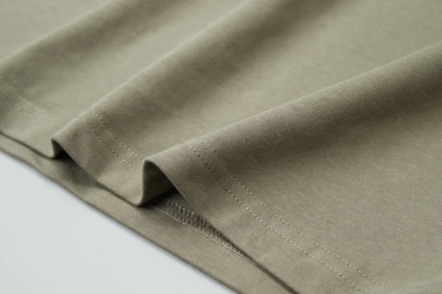 🅿️200 ✨CEL✨🆕25SS spring and summer new style Classic logo short sleeves Light luxury Essential item for daily commuting for men and women Correct version Welcome to compare Detailed features · 260g 100% pure cotton double yarn jersey fabric · Custom dyed in the same cylinder, special thickened 32 count double-strand 1X1 thread · Double needle stitching and cross-stitching technology · Original main mark, washed tag, brand moisture-proof paper packaging Color: wine purple/black/military green Size: S/M/L/XL