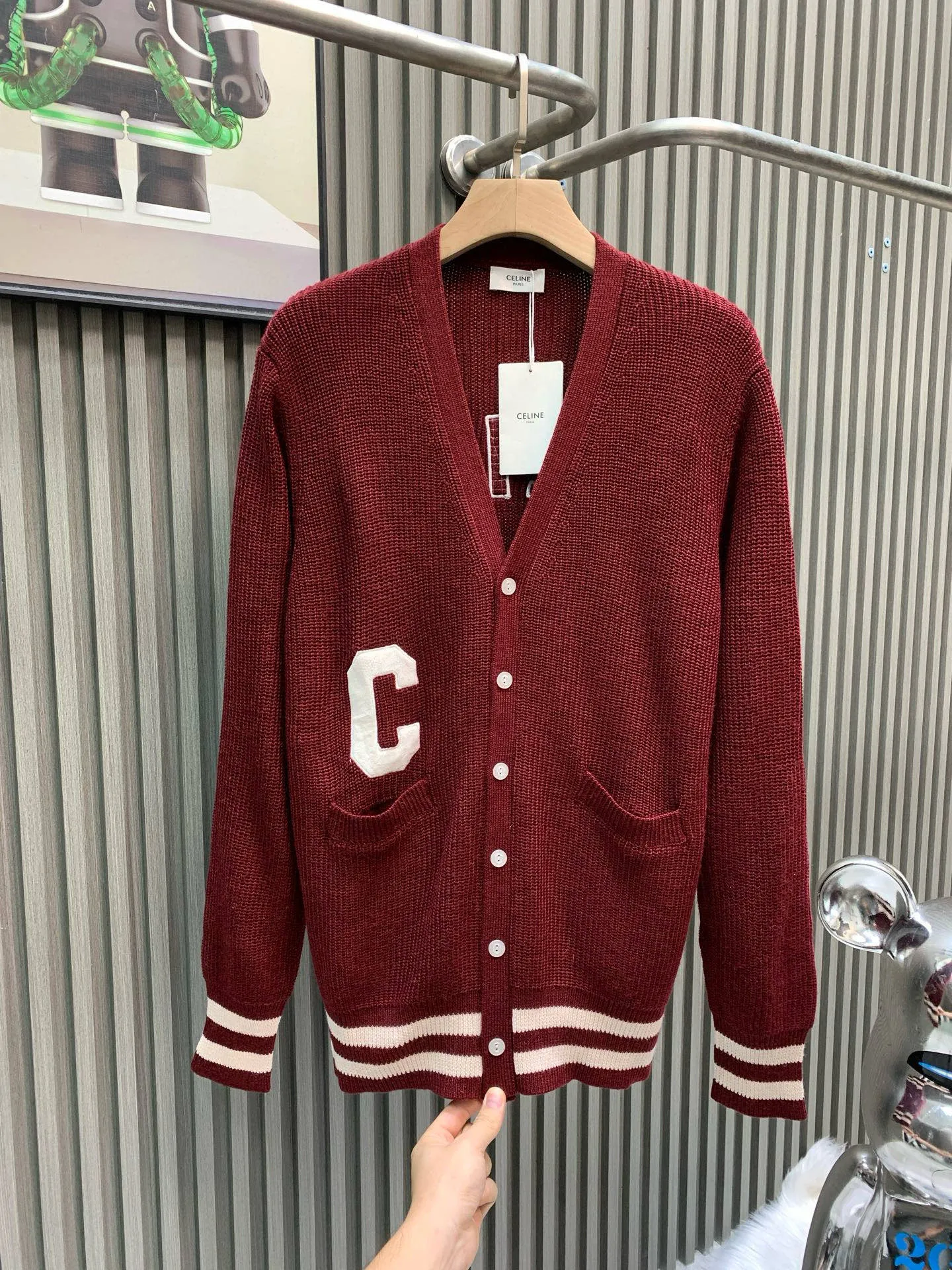 🅿️480 🀄️ Celine 26* Autumn, Winter and New Year Style The wool material is made from [100% fully combed cotton yarn] and is made with reference to the original version [1:1·coloring and dyeing] [color similarity is as high as 95%] From a technical point of view, combed cotton will clean out excess impurities during the production process, making the woven items look smoother and high-end. Compared with pure cotton, combed cotton is less prone to fluffing and pilling. Pure cotton clothes are good, but for many people, although cotton is not easy to pill, it is easy to shrink and deform. Compared with pure cotton fabrics, combed cotton fabrics are more comfortable to wear and breathable. However, the texture, washability, deformation resistance and durability of combed cotton fabrics are much higher than those of pure cotton. Moreover, the texture of combed cotton fabrics is finer than that of ordinary pure cotton. The unit price of the yarn is high and the quality is higher. The [weight, thickness, density and similarity of the clothes are 99%] It is different from the beggar’s version on the market that only has cut corners. Although the beggar’s version is dozens of yuan cheaper, it cuts corners everywhere. The clothes are light and have no texture and feel cheap. Even the stitching of the garments is completely different from the original version.