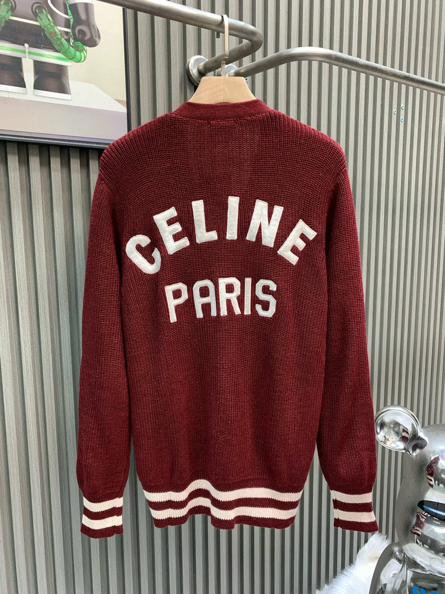 🅿️480 🀄️ Celine 26* Autumn, Winter and New Year Style The wool material is made from [100% fully combed cotton yarn] and is made with reference to the original version [1:1·coloring and dyeing] [color similarity is as high as 95%] From a technical point of view, combed cotton will clean out excess impurities during the production process, making the woven items look smoother and high-end. Compared with pure cotton, combed cotton is less prone to fluffing and pilling. Pure cotton clothes are good, but for many people, although cotton is not easy to pill, it is easy to shrink and deform. Compared with pure cotton fabrics, combed cotton fabrics are more comfortable to wear and breathable. However, the texture, washability, deformation resistance and durability of combed cotton fabrics are much higher than those of pure cotton. Moreover, the texture of combed cotton fabrics is finer than that of ordinary pure cotton. The unit price of the yarn is high and the quality is higher. The [weight, thickness, density and similarity of the clothes are 99%] It is different from the beggar’s version on the market that only has cut corners. Although the beggar’s version is dozens of yuan cheaper, it cuts corners everywhere. The clothes are light and have no texture and feel cheap. Even the stitching of the garments is completely different from the original version.