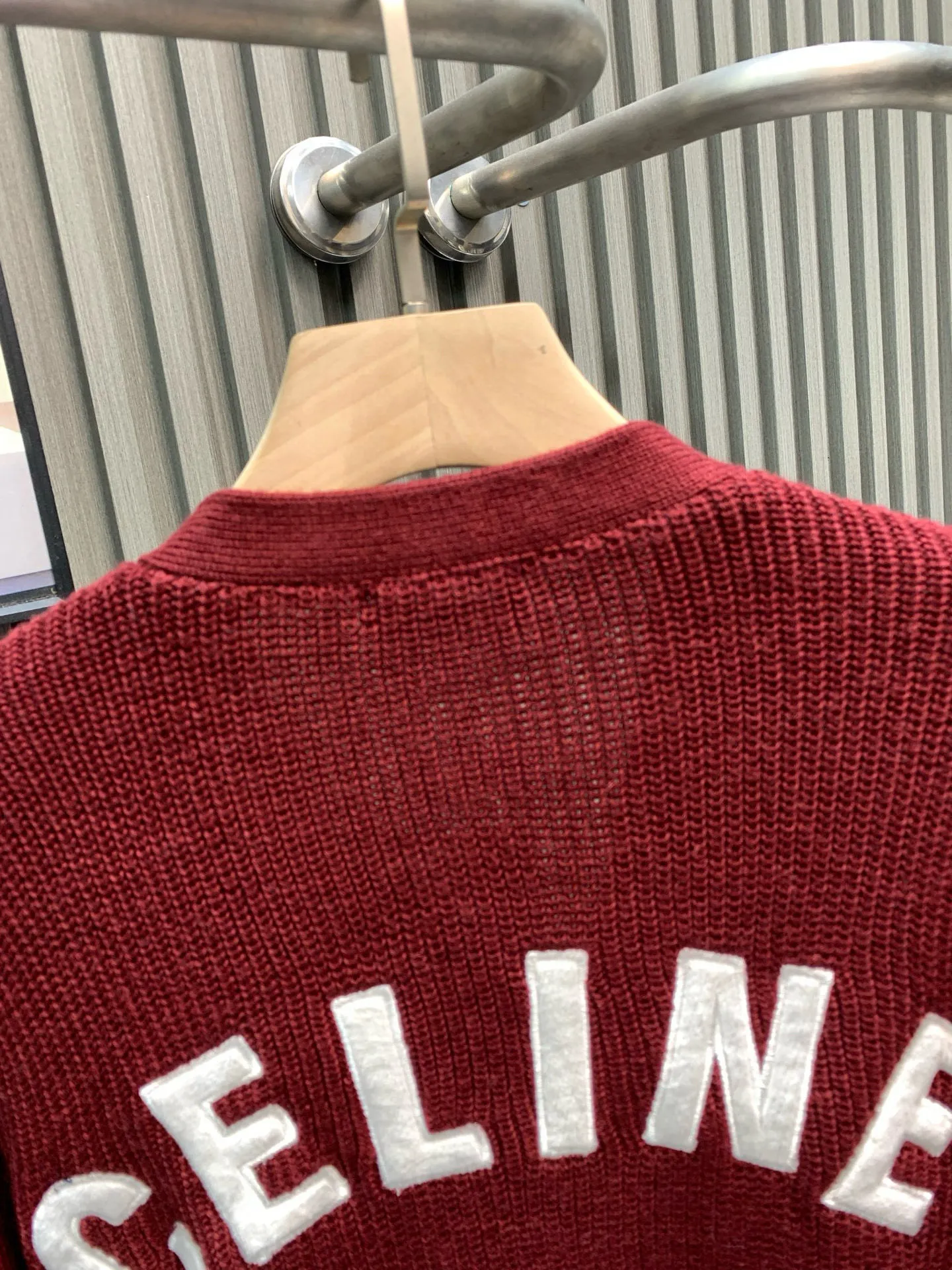 🅿️480 🀄️ Celine 26* Autumn, Winter and New Year Style The wool material is made from [100% fully combed cotton yarn] and is made with reference to the original version [1:1·coloring and dyeing] [color similarity is as high as 95%] From a technical point of view, combed cotton will clean out excess impurities during the production process, making the woven items look smoother and high-end. Compared with pure cotton, combed cotton is less prone to fluffing and pilling. Pure cotton clothes are good, but for many people, although cotton is not easy to pill, it is easy to shrink and deform. Compared with pure cotton fabrics, combed cotton fabrics are more comfortable to wear and breathable. However, the texture, washability, deformation resistance and durability of combed cotton fabrics are much higher than those of pure cotton. Moreover, the texture of combed cotton fabrics is finer than that of ordinary pure cotton. The unit price of the yarn is high and the quality is higher. The [weight, thickness, density and similarity of the clothes are 99%] It is different from the beggar’s version on the market that only has cut corners. Although the beggar’s version is dozens of yuan cheaper, it cuts corners everywhere. The clothes are light and have no texture and feel cheap. Even the stitching of the garments is completely different from the original version.