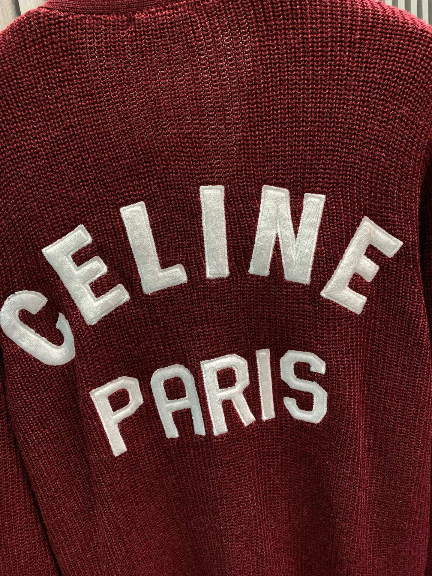 🅿️480 🀄️ Celine 26* Autumn, Winter and New Year Style The wool material is made from [100% fully combed cotton yarn] and is made with reference to the original version [1:1·coloring and dyeing] [color similarity is as high as 95%] From a technical point of view, combed cotton will clean out excess impurities during the production process, making the woven items look smoother and high-end. Compared with pure cotton, combed cotton is less prone to fluffing and pilling. Pure cotton clothes are good, but for many people, although cotton is not easy to pill, it is easy to shrink and deform. Compared with pure cotton fabrics, combed cotton fabrics are more comfortable to wear and breathable. However, the texture, washability, deformation resistance and durability of combed cotton fabrics are much higher than those of pure cotton. Moreover, the texture of combed cotton fabrics is finer than that of ordinary pure cotton. The unit price of the yarn is high and the quality is higher. The [weight, thickness, density and similarity of the clothes are 99%] It is different from the beggar’s version on the market that only has cut corners. Although the beggar’s version is dozens of yuan cheaper, it cuts corners everywhere. The clothes are light and have no texture and feel cheap. Even the stitching of the garments is completely different from the original version.