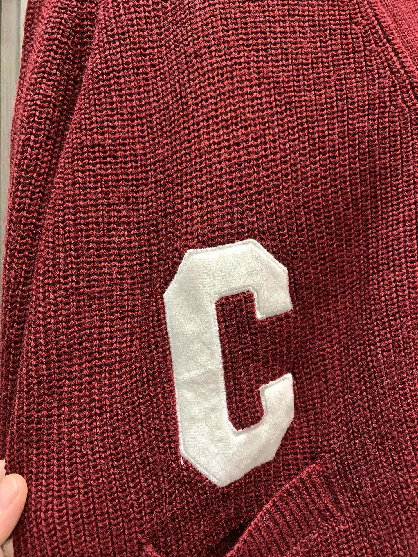 🅿️480 🀄️ Celine 26* Autumn, Winter and New Year Style The wool material is made from [100% fully combed cotton yarn] and is made with reference to the original version [1:1·coloring and dyeing] [color similarity is as high as 95%] From a technical point of view, combed cotton will clean out excess impurities during the production process, making the woven items look smoother and high-end. Compared with pure cotton, combed cotton is less prone to fluffing and pilling. Pure cotton clothes are good, but for many people, although cotton is not easy to pill, it is easy to shrink and deform. Compared with pure cotton fabrics, combed cotton fabrics are more comfortable to wear and breathable. However, the texture, washability, deformation resistance and durability of combed cotton fabrics are much higher than those of pure cotton. Moreover, the texture of combed cotton fabrics is finer than that of ordinary pure cotton. The unit price of the yarn is high and the quality is higher. The [weight, thickness, density and similarity of the clothes are 99%] It is different from the beggar’s version on the market that only has cut corners. Although the beggar’s version is dozens of yuan cheaper, it cuts corners everywhere. The clothes are light and have no texture and feel cheap. Even the stitching of the garments is completely different from the original version.