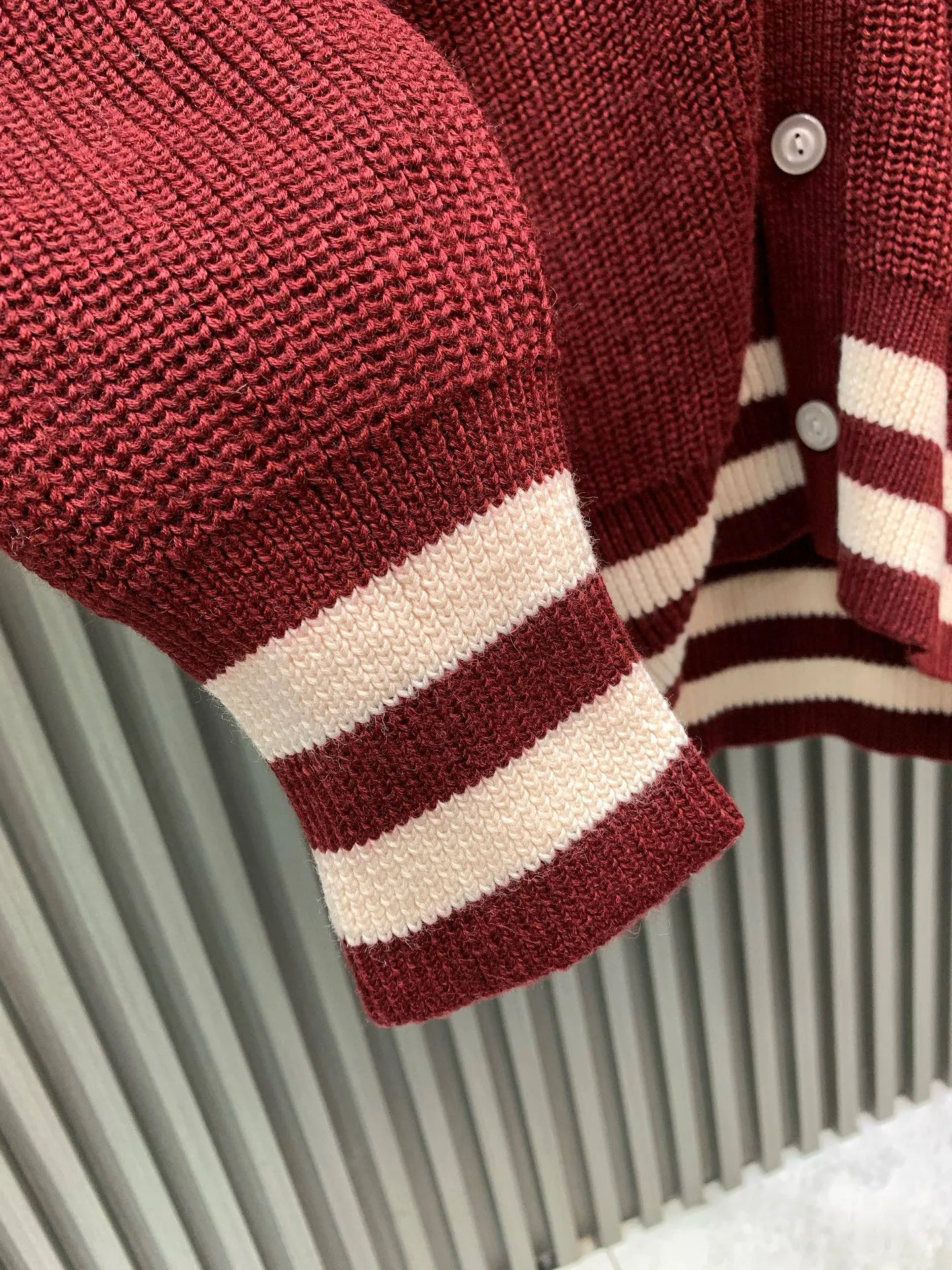 🅿️480 🀄️ Celine 26* Autumn, Winter and New Year Style The wool material is made from [100% fully combed cotton yarn] and is made with reference to the original version [1:1·coloring and dyeing] [color similarity is as high as 95%] From a technical point of view, combed cotton will clean out excess impurities during the production process, making the woven items look smoother and high-end. Compared with pure cotton, combed cotton is less prone to fluffing and pilling. Pure cotton clothes are good, but for many people, although cotton is not easy to pill, it is easy to shrink and deform. Compared with pure cotton fabrics, combed cotton fabrics are more comfortable to wear and breathable. However, the texture, washability, deformation resistance and durability of combed cotton fabrics are much higher than those of pure cotton. Moreover, the texture of combed cotton fabrics is finer than that of ordinary pure cotton. The unit price of the yarn is high and the quality is higher. The [weight, thickness, density and similarity of the clothes are 99%] It is different from the beggar’s version on the market that only has cut corners. Although the beggar’s version is dozens of yuan cheaper, it cuts corners everywhere. The clothes are light and have no texture and feel cheap. Even the stitching of the garments is completely different from the original version.