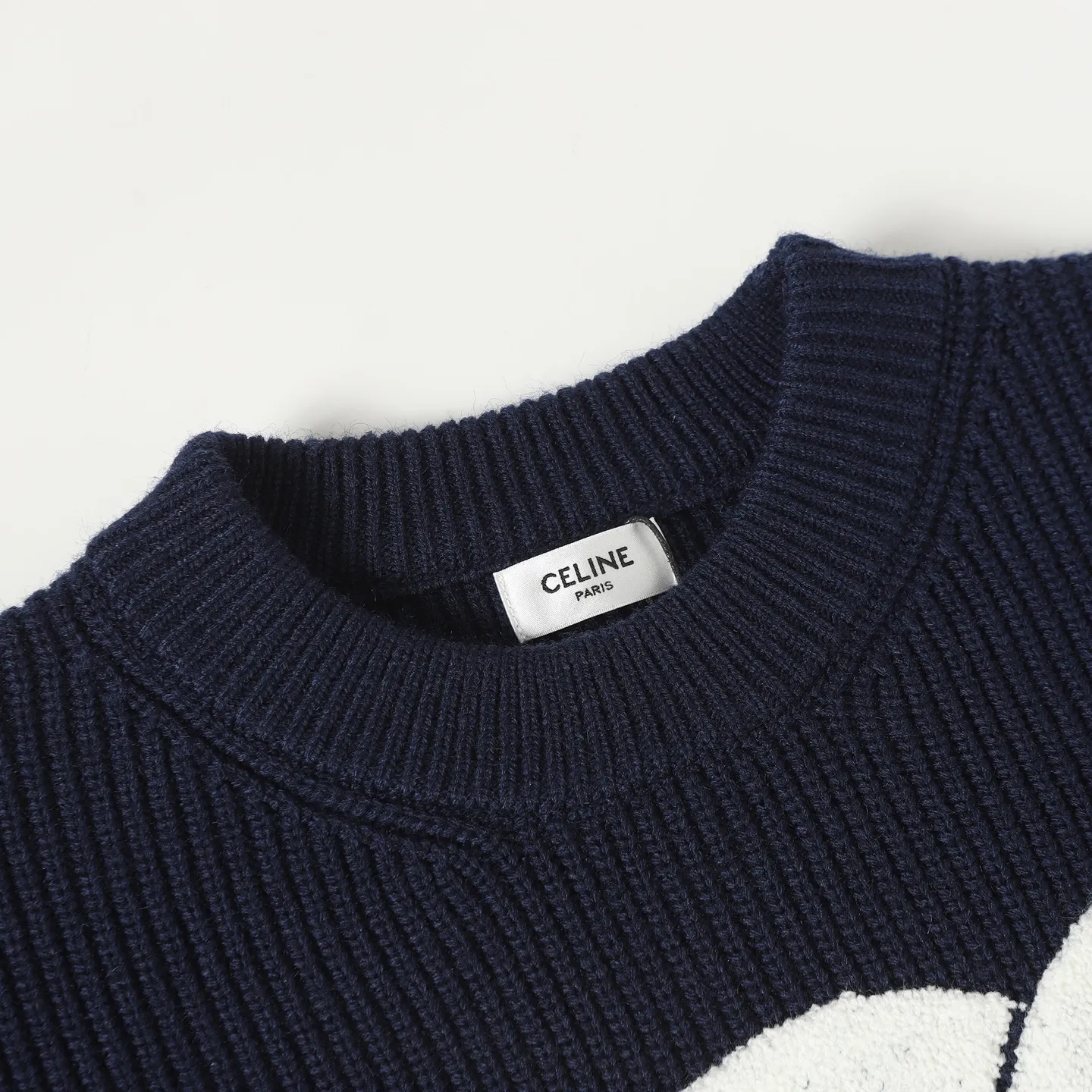 🅿️370 Celine/Celine 25Fw early autumn new Arc de Triomphe logo cardigan exclusively developed by yb! High quality production! Three-dimensional towel embroidered Arc de Triomphe heavyweight 100% imported wool yarn, the texture is invincible, come to those who know the stuff! The classic version has a lazy retro temperament, a preppy style for younger girls, and the upper body is versatile, handsome and fashionable! A must-have high-end item for Bai Fumei! The pattern doesn’t make your upper body look slimmer! Highly recommended for self-retention Color: Navy/Grey Size: S M L
