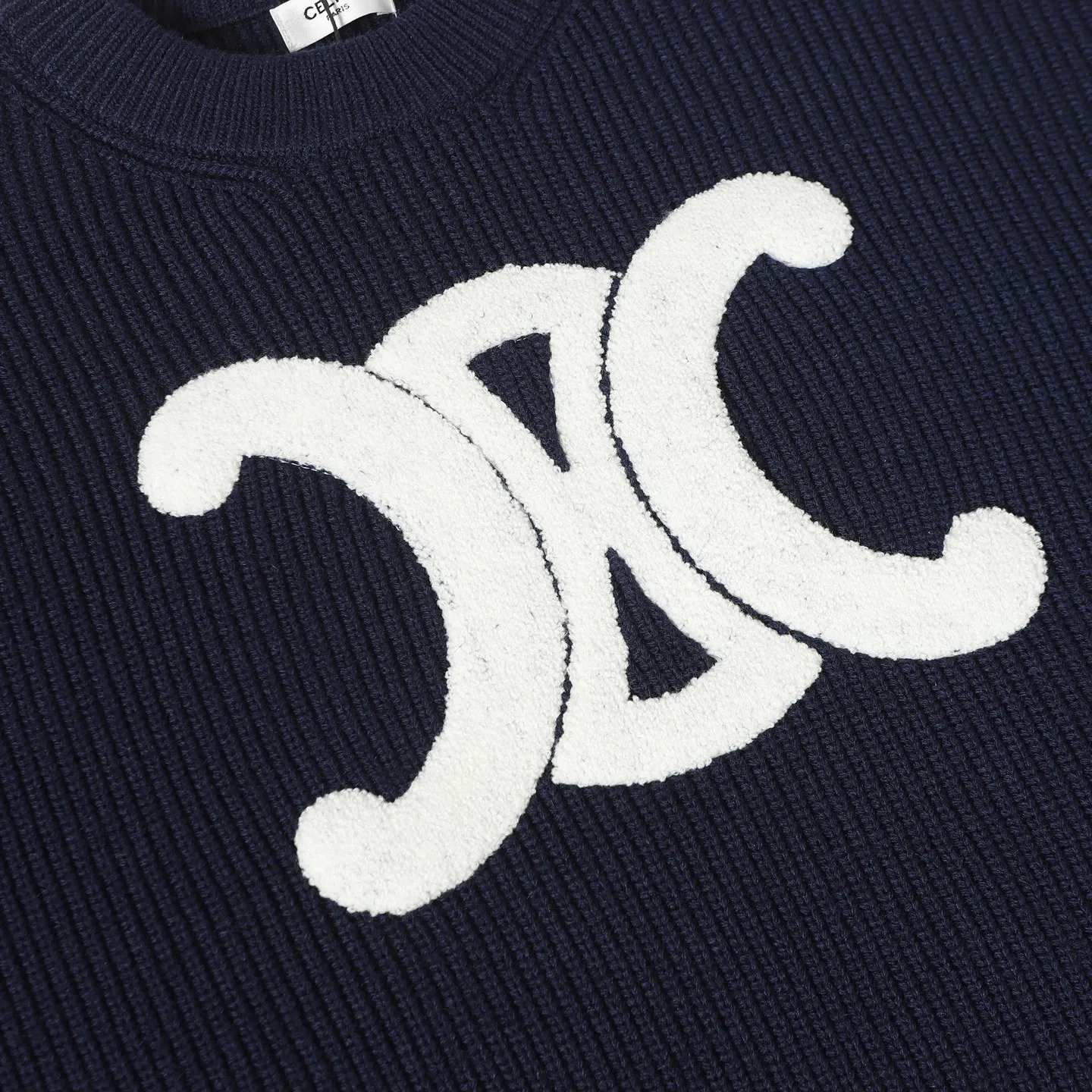 🅿️370 Celine/Celine 25Fw early autumn new Arc de Triomphe logo cardigan exclusively developed by yb! High quality production! Three-dimensional towel embroidered Arc de Triomphe heavyweight 100% imported wool yarn, the texture is invincible, come to those who know the stuff! The classic version has a lazy retro temperament, a preppy style for younger girls, and the upper body is versatile, handsome and fashionable! A must-have high-end item for Bai Fumei! The pattern doesn’t make your upper body look slimmer! Highly recommended for self-retention Color: Navy/Grey Size: S M L