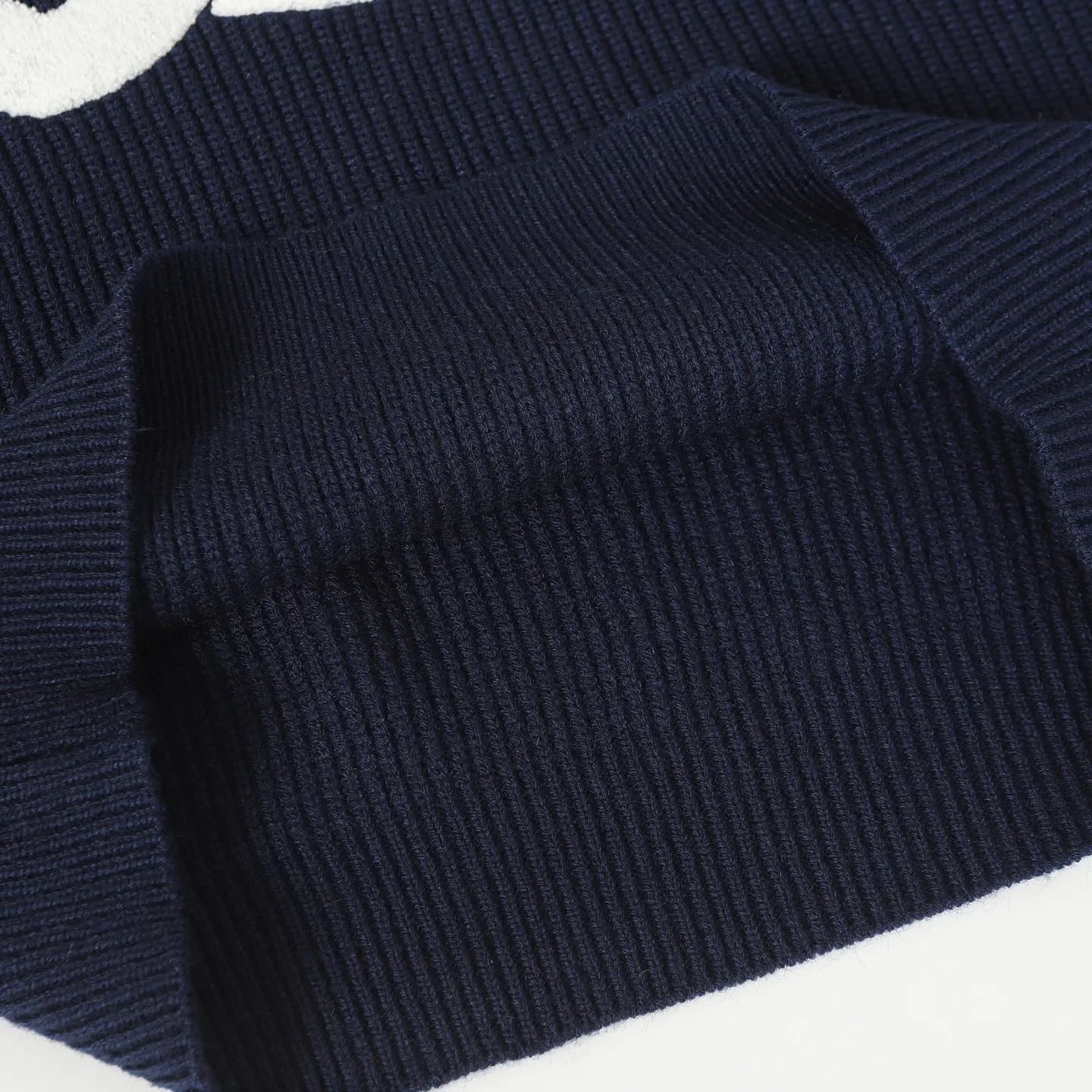 🅿️370 Celine/Celine 25Fw early autumn new Arc de Triomphe logo cardigan exclusively developed by yb! High quality production! Three-dimensional towel embroidered Arc de Triomphe heavyweight 100% imported wool yarn, the texture is invincible, come to those who know the stuff! The classic version has a lazy retro temperament, a preppy style for younger girls, and the upper body is versatile, handsome and fashionable! A must-have high-end item for Bai Fumei! The pattern doesn’t make your upper body look slimmer! Highly recommended for self-retention Color: Navy/Grey Size: S M L