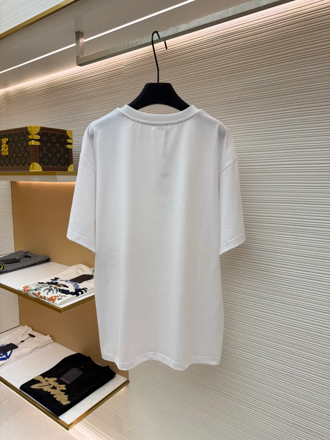 Celine Colorful Triumph Printed Round Neck Short Sleeve ●Original version: Purchased and developed by 2508 ●Item number: 1681881-A05 ●Fabric: long-staple cotton fabric ●Technology: glue printing production ●Color: white ●Version: fitted version ●Weight: about 210 grams ●Size: XS-S-M-L ●Description: Made of 50S double-strand mercerized cotton, weight 165g; matched with 32S 1×1 pull frame thread, 300g. The finer the yarn and the higher the count, the softer, smoother and finer the resulting fabric is usually. Two yarns are used and twisted together. Doing so can enhance the strength and durability of the fabric and give it a fuller feel. Cotton fibers are treated with concentrated caustic soda solution to smooth the fiber surface and increase the gloss and softness of the fabric. High-quality environmentally friendly elastic glue not only has good printing performance and adhesion, but also ensures the clarity and color brightness of the printed pattern. With excellent elasticity and environmental protection properties, it can form lasting and bright printing effects on various fabrics. The advantage of this process is that the color saturation is extremely high, which can achieve bright and bright visual effects, and is especially suitable for covering dark fabrics; the pattern has a distinct touch and a unique texture; and because the slurry seals the fibers, it is more resistant to washing and wear than ordinary dye printing. The overall wiring is straight and delicate, the fabric is comfortable and soft, and the color is consistent without color difference. It can be matched with the same style to create a fashionable look and control various occasions. Customized accessories, complete with three standards, same style for men and women!