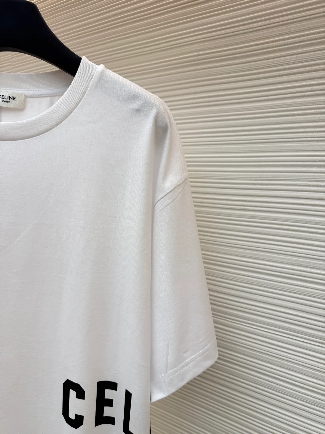Celine Colorful Triumph Printed Round Neck Short Sleeve ●Original version: Purchased and developed by 2508 ●Item number: 1681881-A05 ●Fabric: long-staple cotton fabric ●Technology: glue printing production ●Color: white ●Version: fitted version ●Weight: about 210 grams ●Size: XS-S-M-L ●Description: Made of 50S double-strand mercerized cotton, weight 165g; matched with 32S 1×1 pull frame thread, 300g. The finer the yarn and the higher the count, the softer, smoother and finer the resulting fabric is usually. Two yarns are used and twisted together. Doing so can enhance the strength and durability of the fabric and give it a fuller feel. Cotton fibers are treated with concentrated caustic soda solution to smooth the fiber surface and increase the gloss and softness of the fabric. High-quality environmentally friendly elastic glue not only has good printing performance and adhesion, but also ensures the clarity and color brightness of the printed pattern. With excellent elasticity and environmental protection properties, it can form lasting and bright printing effects on various fabrics. The advantage of this process is that the color saturation is extremely high, which can achieve bright and bright visual effects, and is especially suitable for covering dark fabrics; the pattern has a distinct touch and a unique texture; and because the slurry seals the fibers, it is more resistant to washing and wear than ordinary dye printing. The overall wiring is straight and delicate, the fabric is comfortable and soft, and the color is consistent without color difference. It can be matched with the same style to create a fashionable look and control various occasions. Customized accessories, complete with three standards, same style for men and women!