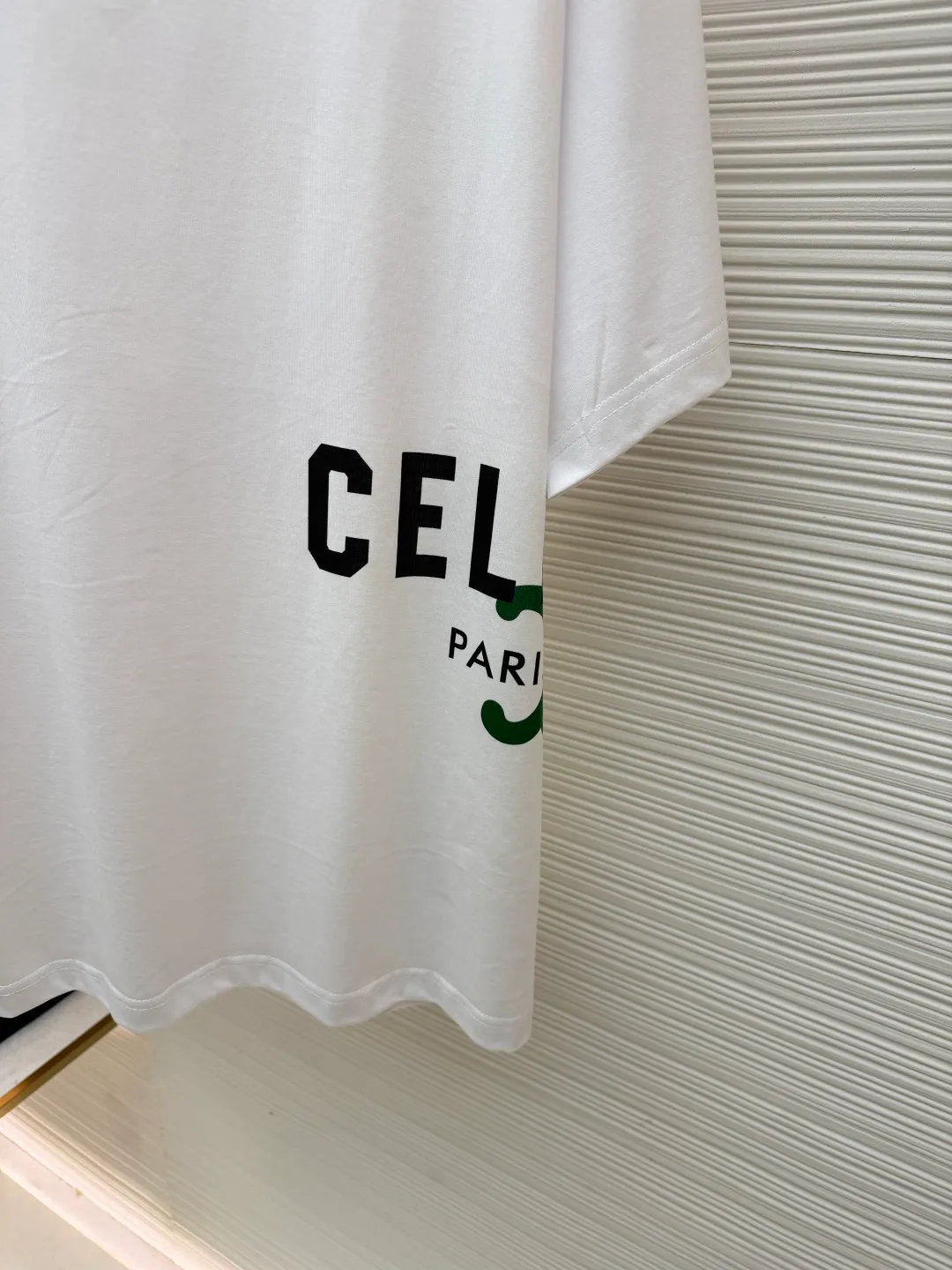 Celine Colorful Triumph Printed Round Neck Short Sleeve ●Original version: Purchased and developed by 2508 ●Item number: 1681881-A05 ●Fabric: long-staple cotton fabric ●Technology: glue printing production ●Color: white ●Version: fitted version ●Weight: about 210 grams ●Size: XS-S-M-L ●Description: Made of 50S double-strand mercerized cotton, weight 165g; matched with 32S 1×1 pull frame thread, 300g. The finer the yarn and the higher the count, the softer, smoother and finer the resulting fabric is usually. Two yarns are used and twisted together. Doing so can enhance the strength and durability of the fabric and give it a fuller feel. Cotton fibers are treated with concentrated caustic soda solution to smooth the fiber surface and increase the gloss and softness of the fabric. High-quality environmentally friendly elastic glue not only has good printing performance and adhesion, but also ensures the clarity and color brightness of the printed pattern. With excellent elasticity and environmental protection properties, it can form lasting and bright printing effects on various fabrics. The advantage of this process is that the color saturation is extremely high, which can achieve bright and bright visual effects, and is especially suitable for covering dark fabrics; the pattern has a distinct touch and a unique texture; and because the slurry seals the fibers, it is more resistant to washing and wear than ordinary dye printing. The overall wiring is straight and delicate, the fabric is comfortable and soft, and the color is consistent without color difference. It can be matched with the same style to create a fashionable look and control various occasions. Customized accessories, complete with three standards, same style for men and women!