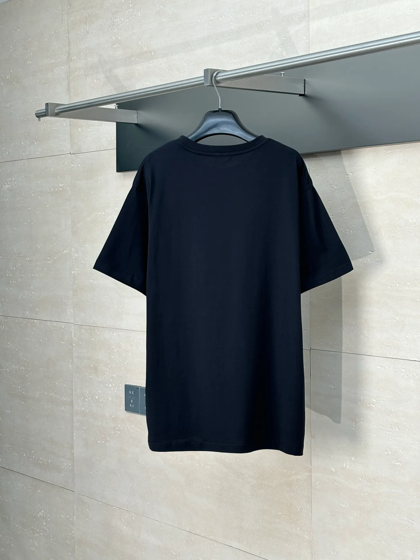 🅿️270 Celin*/Celin 25Ss new triumph button printed round neck short sleeves. Made of 50S double-strand mercerized cotton, weight 165g; with 32S 1×1 pull thread, 260g. The finer the yarn and the higher the count, the softer, smoother and finer the resulting fabric is usually. Two yarns are used and twisted together. Doing so can enhance the strength and durability of the fabric and give it a fuller feel. Cotton fibers are treated with concentrated caustic soda solution to smooth the fiber surface and increase the gloss and softness of the fabric.  Size：XS/S/M/L