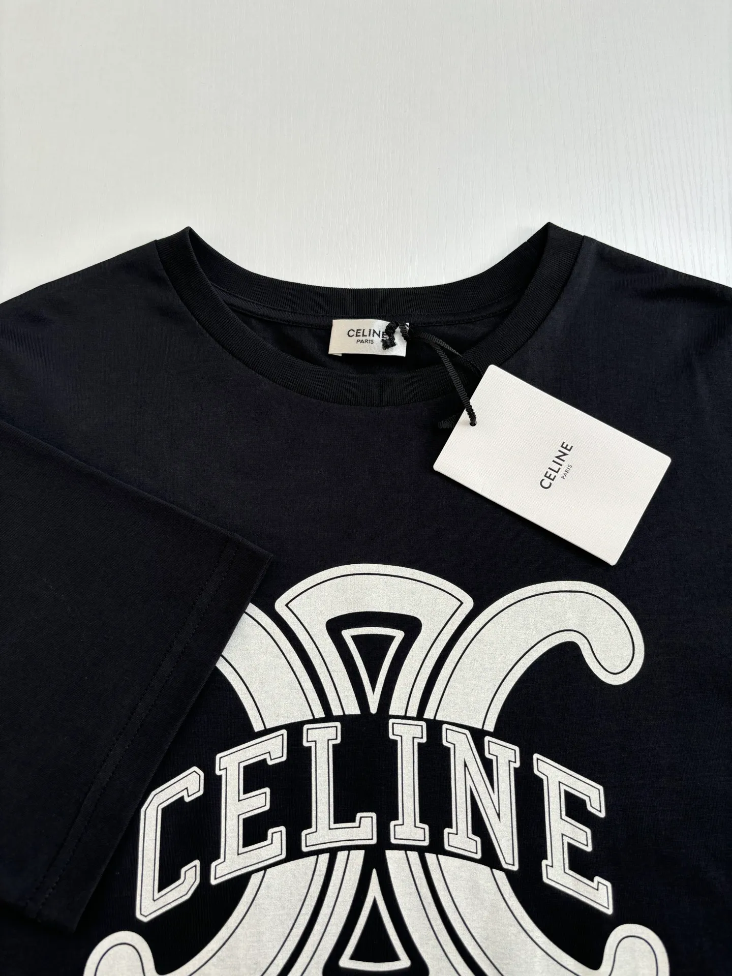 🅿️270 Celin*/Celin 25Ss new triumph button printed round neck short sleeves. Made of 50S double-strand mercerized cotton, weight 165g; with 32S 1×1 pull thread, 260g. The finer the yarn and the higher the count, the softer, smoother and finer the resulting fabric is usually. Two yarns are used and twisted together. Doing so can enhance the strength and durability of the fabric and give it a fuller feel. Cotton fibers are treated with concentrated caustic soda solution to smooth the fiber surface and increase the gloss and softness of the fabric.  Size：XS/S/M/L