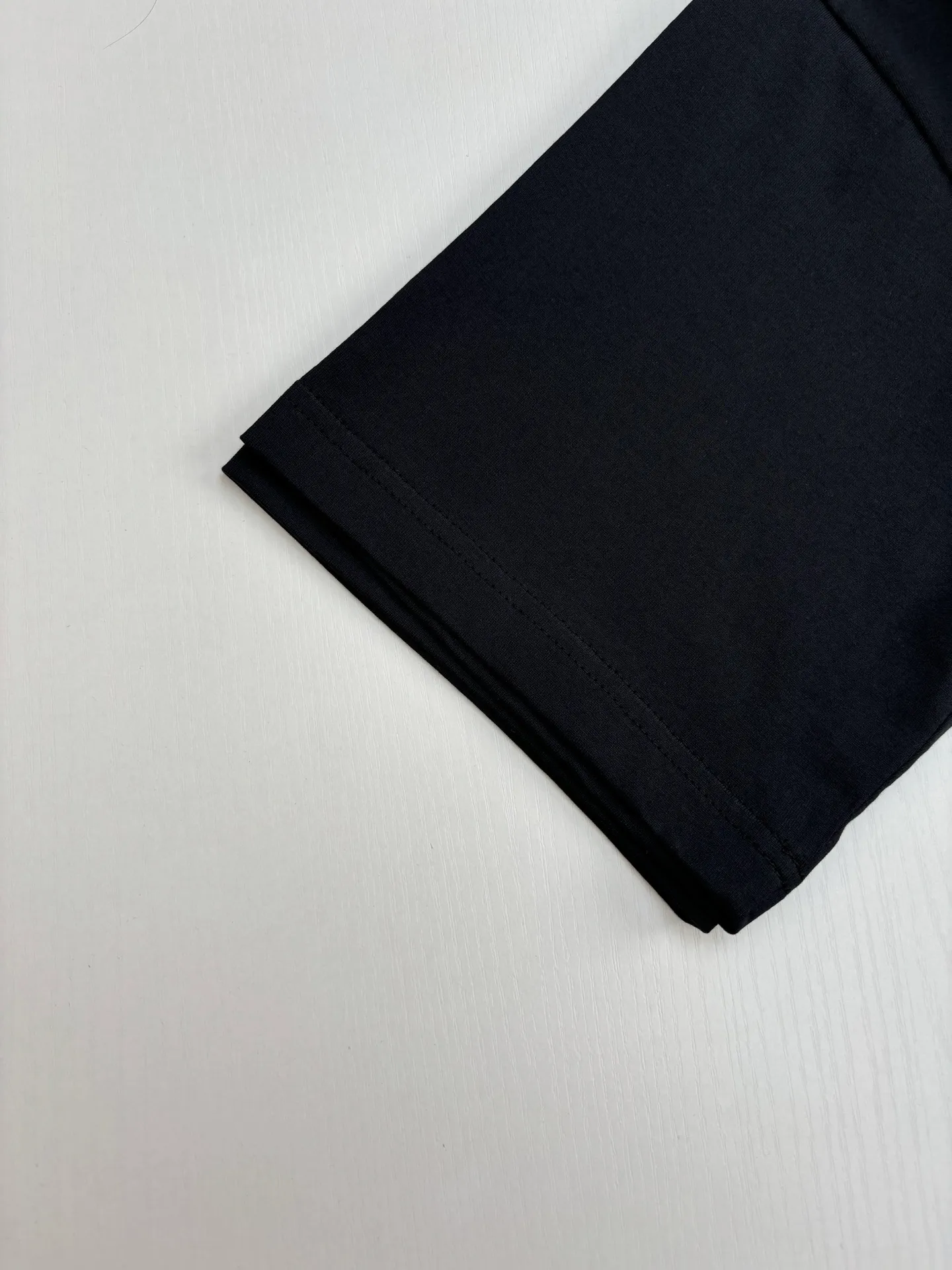 🅿️270 Celin*/Celin 25Ss new triumph button printed round neck short sleeves. Made of 50S double-strand mercerized cotton, weight 165g; with 32S 1×1 pull thread, 260g. The finer the yarn and the higher the count, the softer, smoother and finer the resulting fabric is usually. Two yarns are used and twisted together. Doing so can enhance the strength and durability of the fabric and give it a fuller feel. Cotton fibers are treated with concentrated caustic soda solution to smooth the fiber surface and increase the gloss and softness of the fabric.  Size：XS/S/M/L