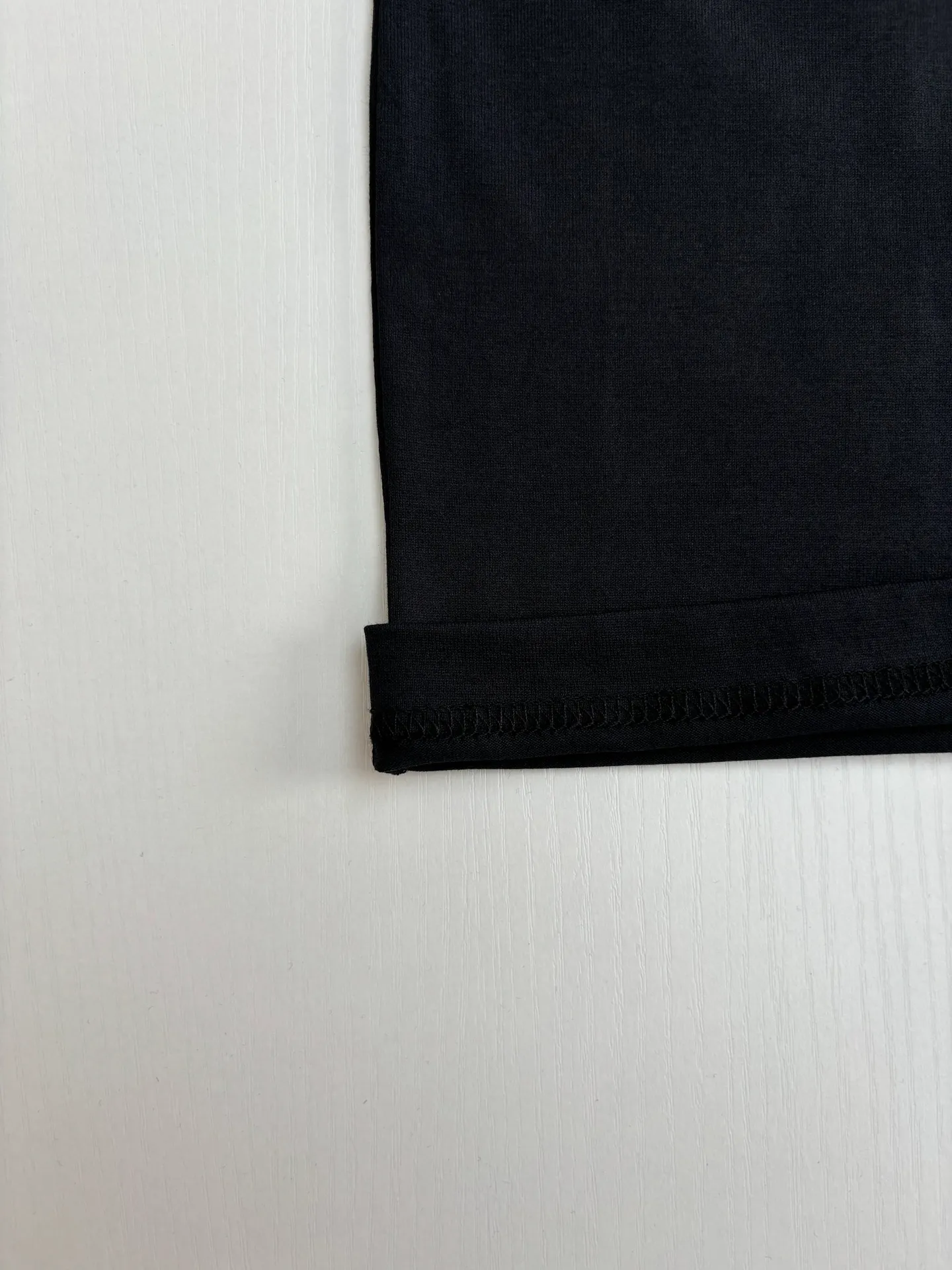 🅿️270 Celin*/Celin 25Ss new triumph button printed round neck short sleeves. Made of 50S double-strand mercerized cotton, weight 165g; with 32S 1×1 pull thread, 260g. The finer the yarn and the higher the count, the softer, smoother and finer the resulting fabric is usually. Two yarns are used and twisted together. Doing so can enhance the strength and durability of the fabric and give it a fuller feel. Cotton fibers are treated with concentrated caustic soda solution to smooth the fiber surface and increase the gloss and softness of the fabric.  Size：XS/S/M/L