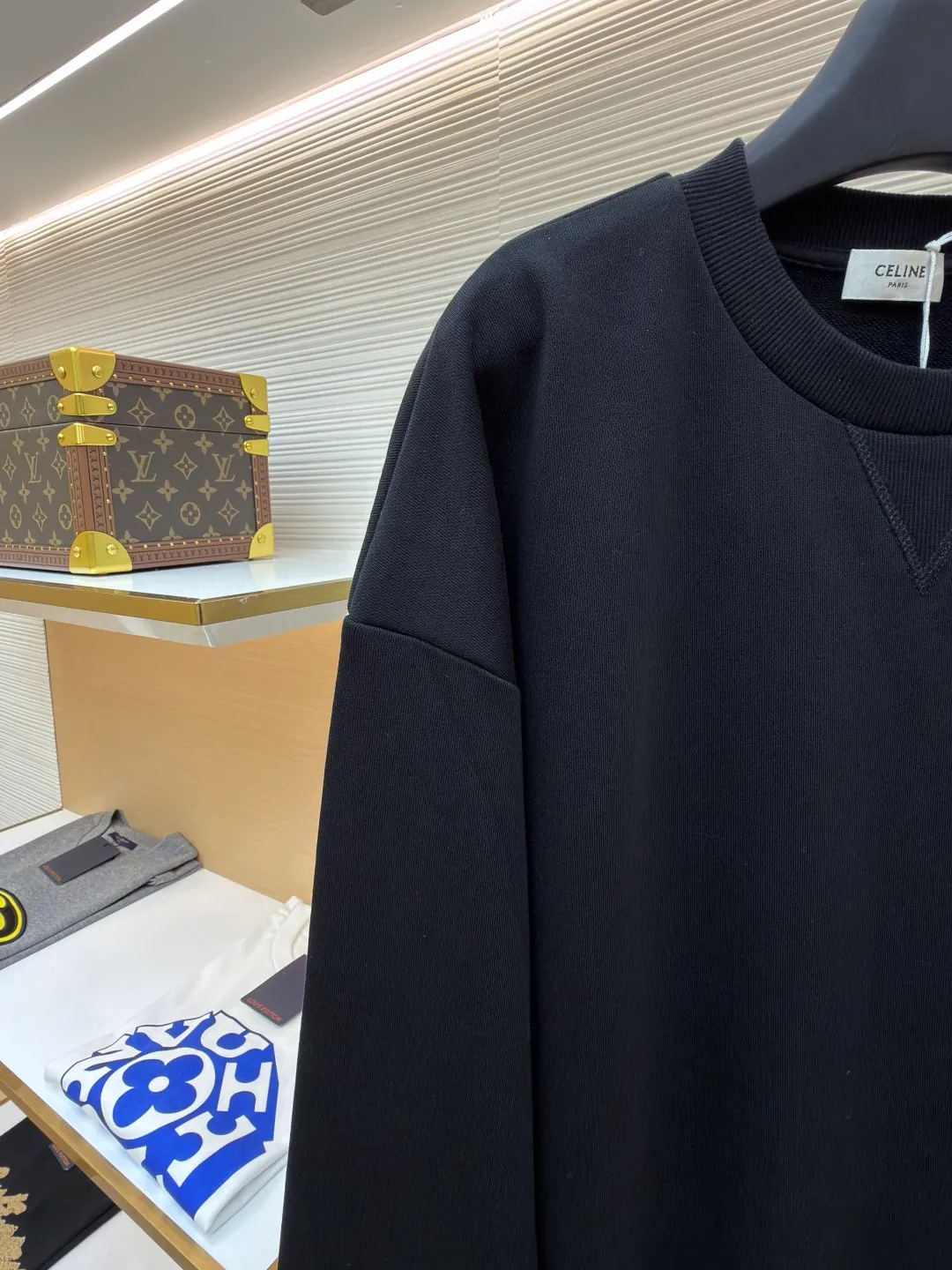 Celine Arc de Triomphe embroidered sweatshirt ●Original version: 8300 purchase and development ●Item number: 1682044-A35 ●Fabric: 100% cotton Zhensoft active ink sweatshirt fabric ●Technology: embroidery production ●Color: black ●Version: Fitted version ●Weight: about 545g ●Size: S-M-L-XL ●Description: Customized 100% cotton Zhensoft active ink sweatshirt fabric, soft to the touch, comfortable and skin-friendly With a deep black curtain as the base, a triangle of heaven and earth is quietly drawn on the chest. The iconic Celine Arc de Triomphe logo embellishes the front. It outlines a high-end silhouette with extreme simplicity, becoming the smart focus of the vision and showing taste in the silent place. Adopt imported machine embroidery technology, use advanced computer control systems and precision mechanical components to achieve Arc de Triomphe embroidery operations with high precision. The lines are smooth and delicate, and the fabrics have been washed. It has a better hand feel and texture, is not easy to deform, is not easy to shrink, is not easy to fade, and maintains long-term beauty. The overall wiring is straight and delicate, the fabric is comfortable and soft, and the color is consistent without color difference. It can be matched with the same style to create a fashionable look and control various occasions. Customized accessories, complete with three standards, same style for men and women!